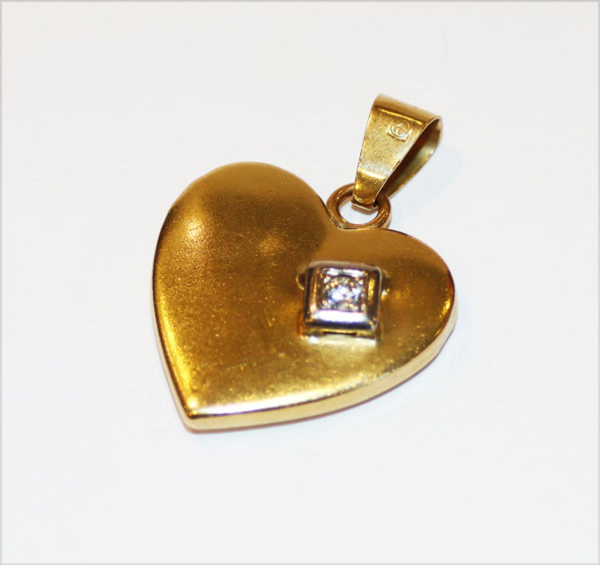 18 k Gelbgold Herz-Anhänger mit in Weißgold gefaßten Diamanten, 6,2 gr., 3 cm x 2,5 cm, Tragespuren