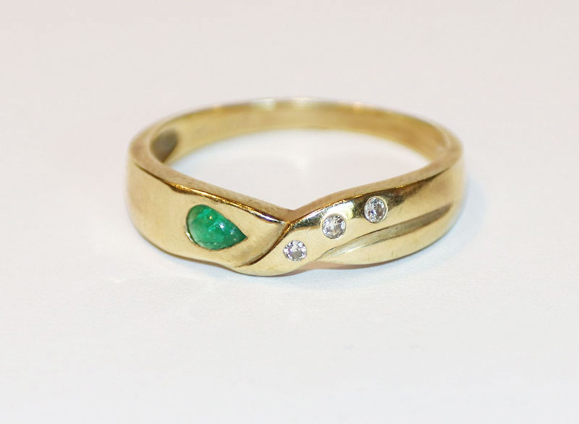 14 k Gelbgold Ring Smaragd und 3 kleinen Diamanten, 2,8 gr., Gr. 56