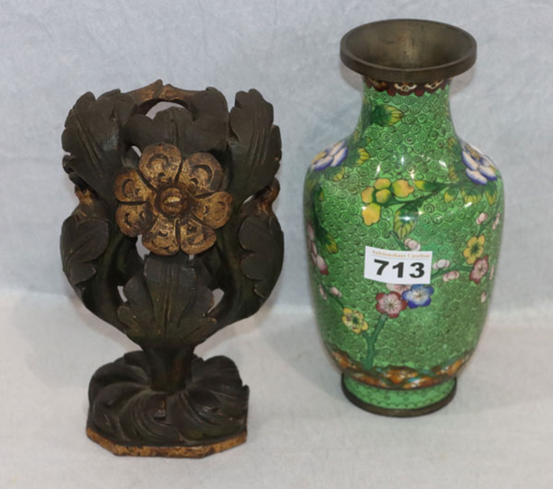 Cloisonné Vase, grün mit buntem Blumendekor, H 23,5 cm, und Skulptur 'Baum mit Vögel', braun/gold