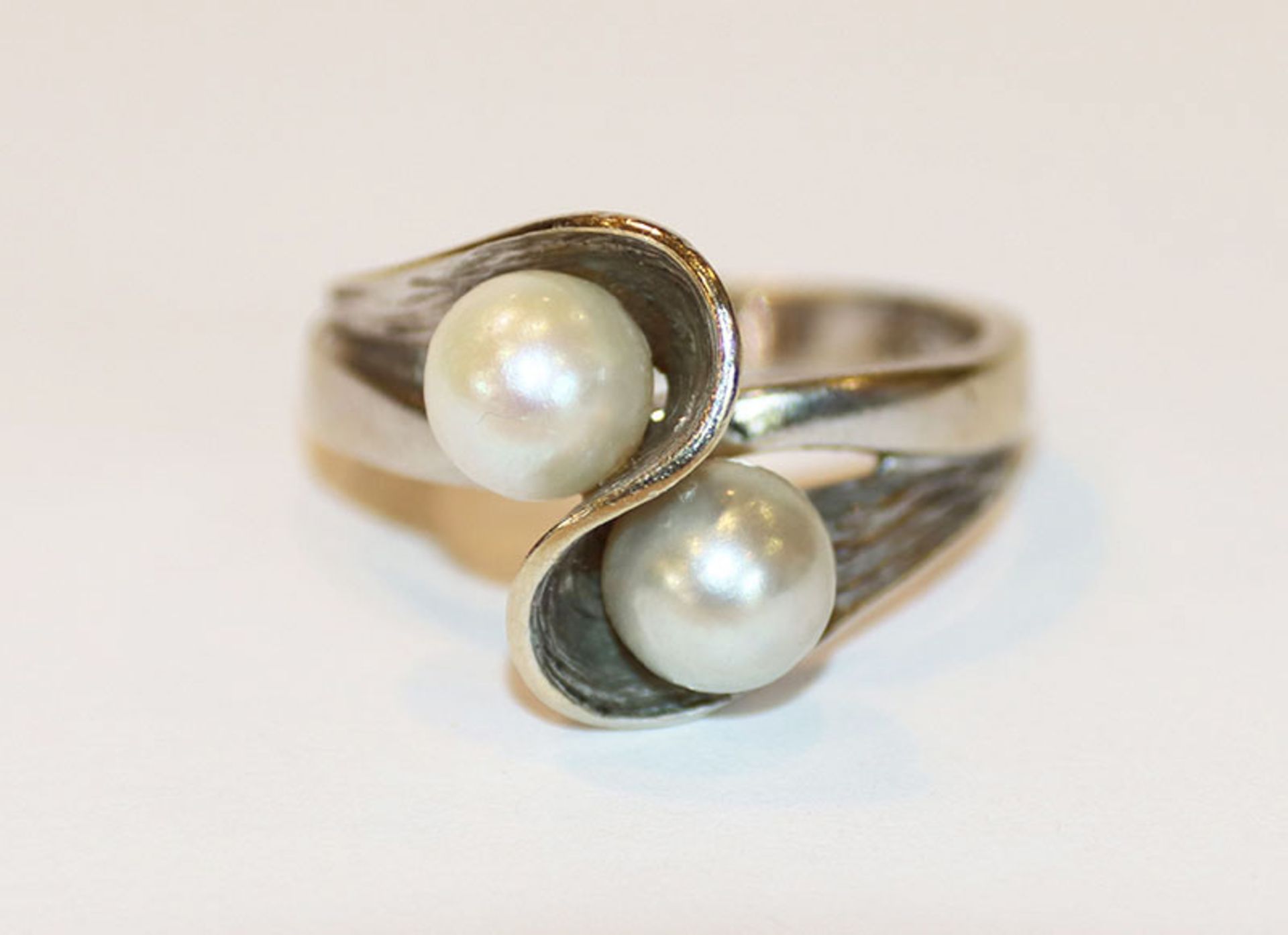 Ausgefallener 14 k Weißgold Ring, teils mattiert mit weißer und grauer Perle, Gr. 53, 4,8 gr.