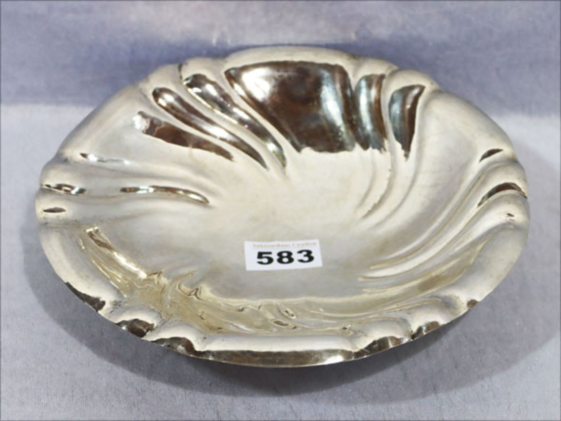 Runde Silberschale auf 3 Füßchen, 800 Silber, 319 gr., H 5 cm, D 24 cm, Gebrauchsspuren