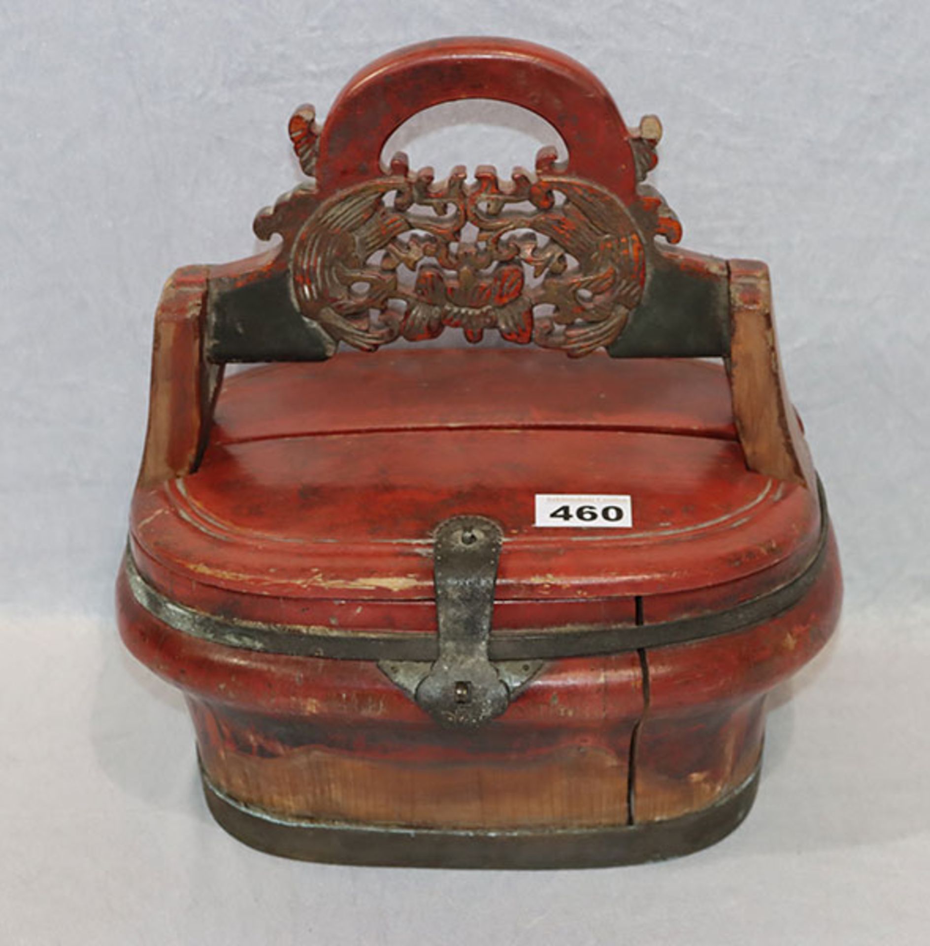 Asiatischer Holzkasten mit verziertem Griff, rot/gold bemalt, Metallband und Schließe, Ende 19.