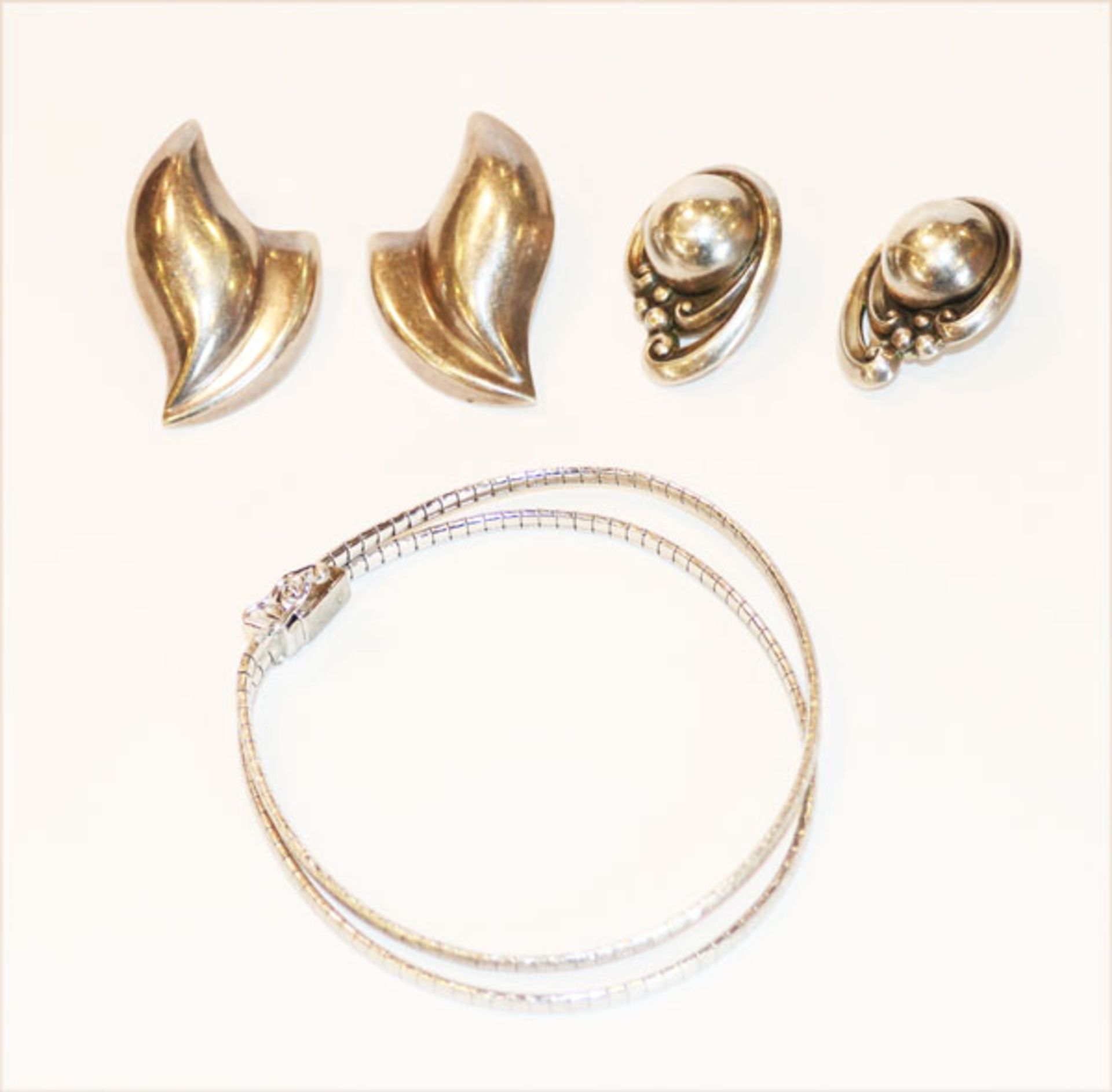 Silber Konvolut: 2 Paar Ohrclips und Armband, zweireihig, mattiert, zus. 44 gr.