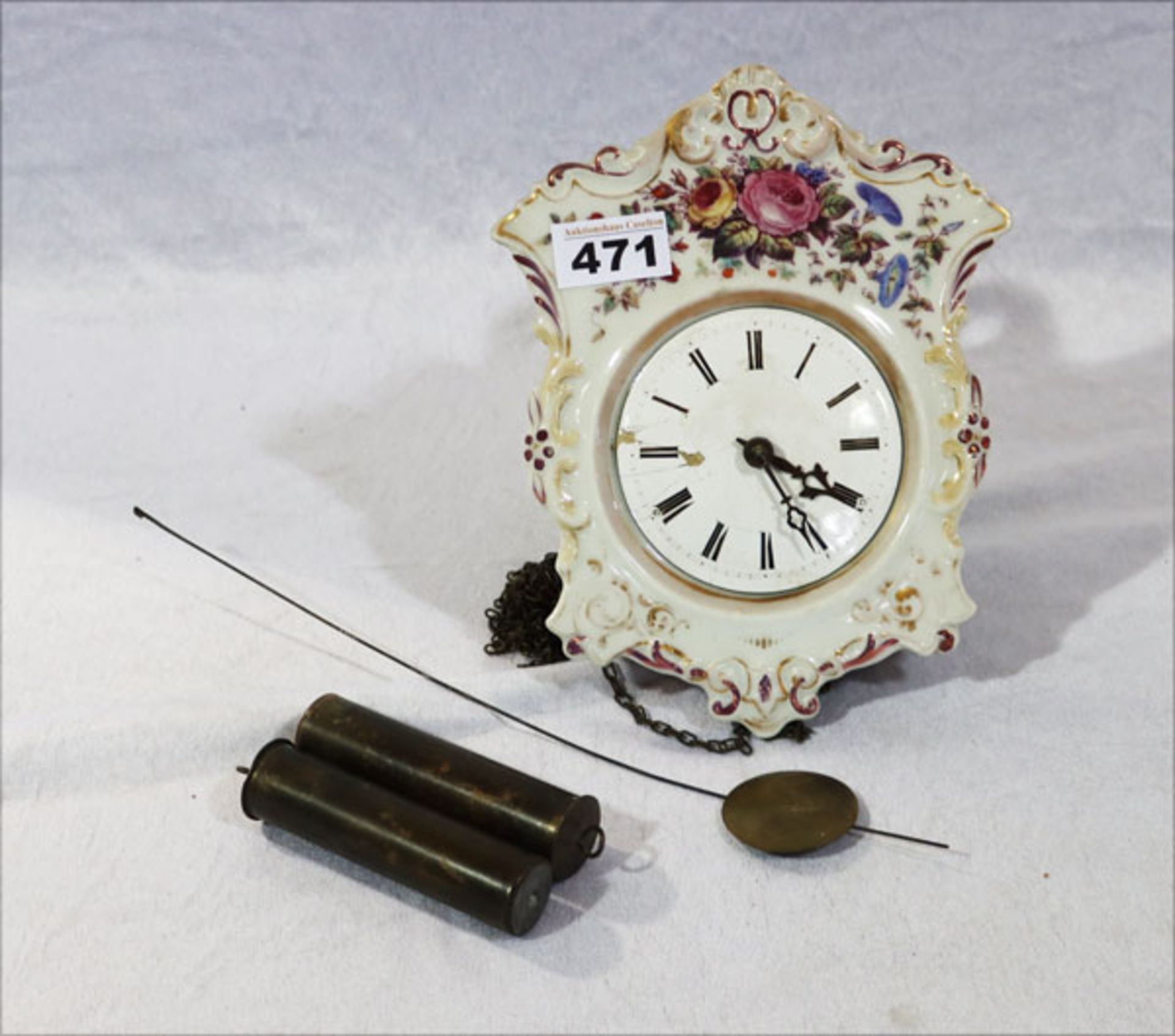 Porzellan Wanduhr mit Blumendekor, Emailzifferblatt beschädigt, Pendel und 2 Gewichte, H 22 cm, B 18