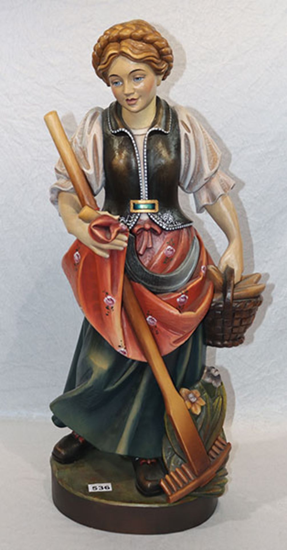 Holz Figurenskulptur 'Bäuerin', farbig gefaßt, H 84 cm