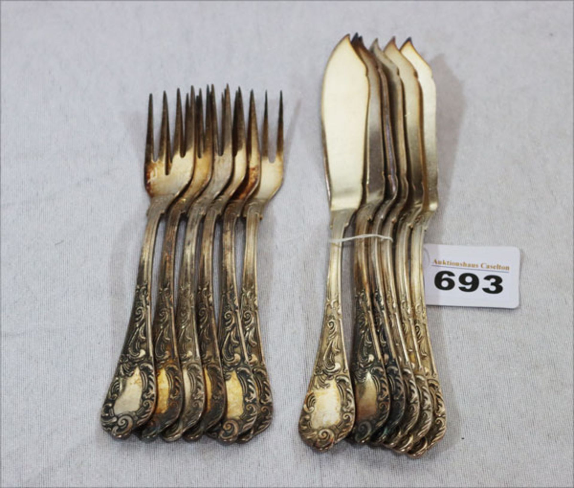 Fischbesteck: 6 Gabeln und 6 Messer mit Reliefdekor, versilbert, Gebrauchsspuren