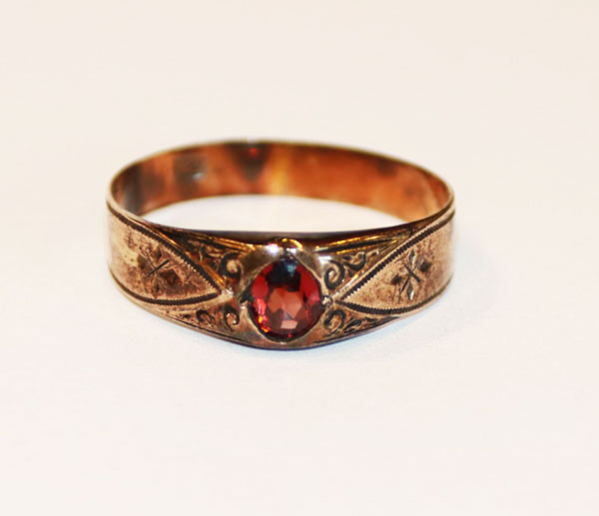 8 k Rotgold Ring mit Granat, 1,6 gr., Gr. 54, Tragespuren