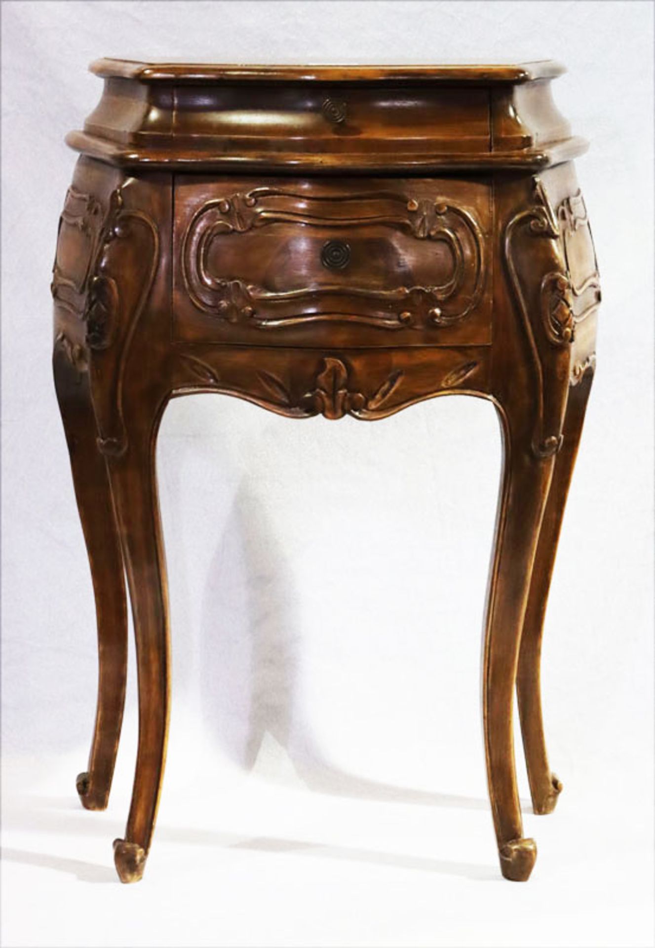 Kleiner Wandtisch auf geschwungenen Beinen, bauchiger Korpus mit 2 Schüben, dunkel gebeizt, H 66 cm,