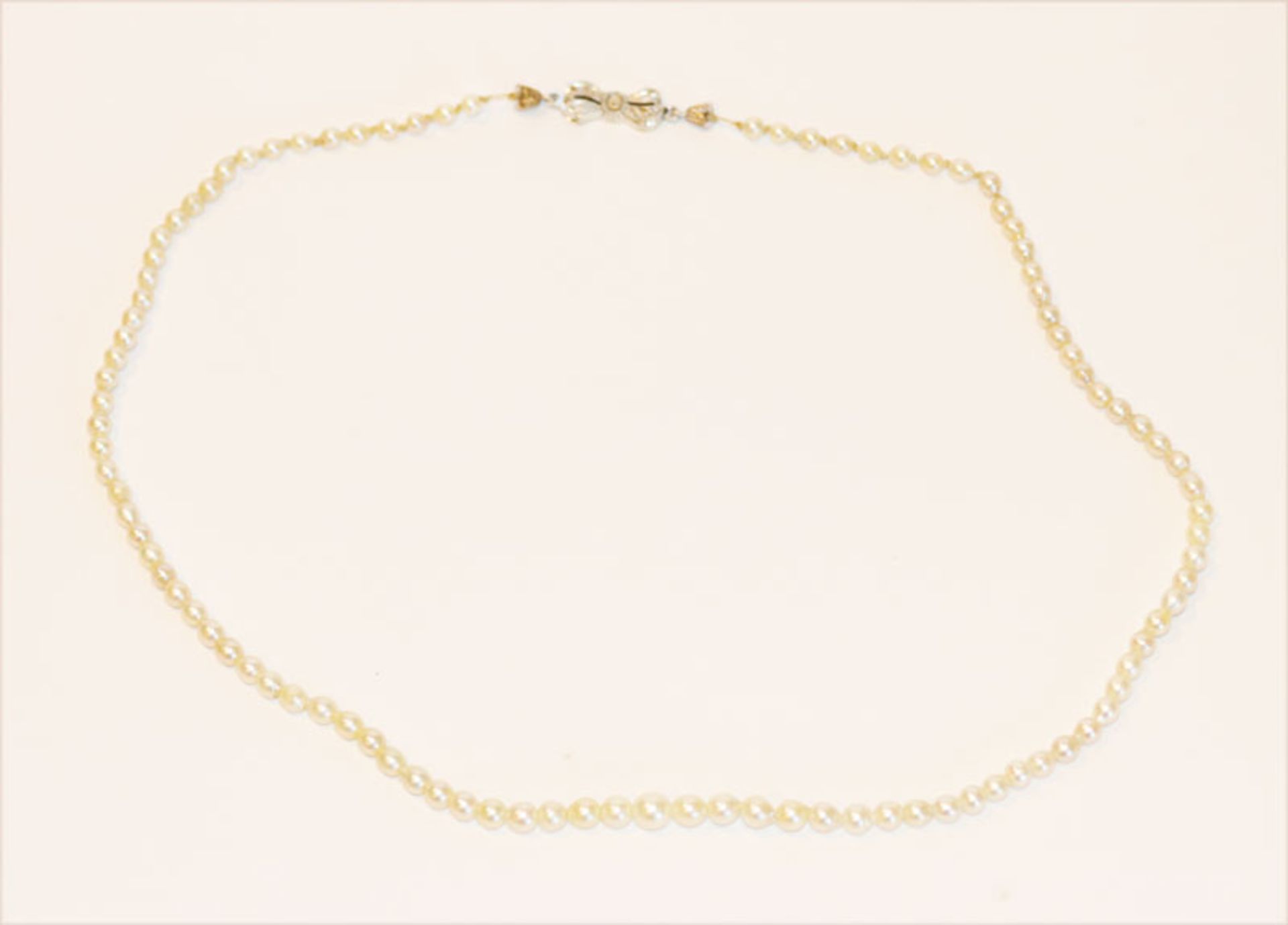 Feine Perlenkette mit 14 k Weißgold Schließe in Schleifenform, Perle fehlt, L 38 cm