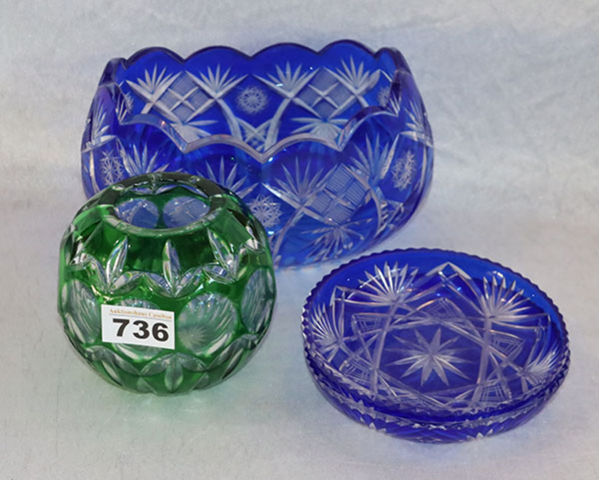 Glas-Konvolut: blaue Überfang Schale, H 11,5 cm, 17 cm x 12 cm, und 2 Schälchen, D 14 cm, und