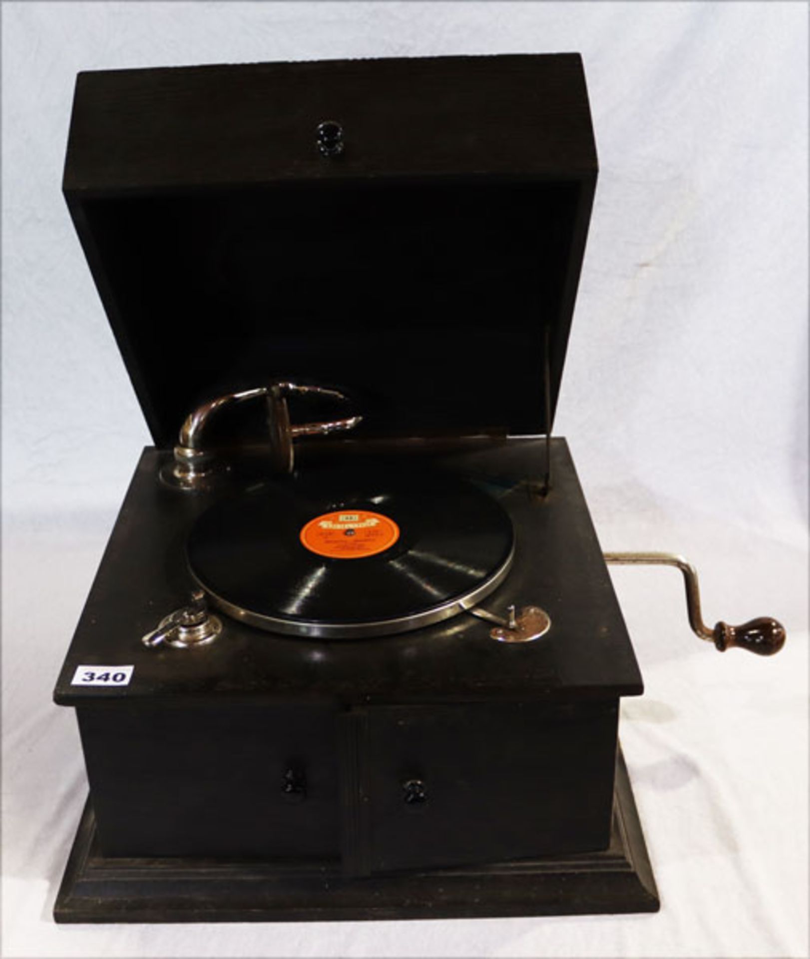 Tisch Grammophon in Holzkasten, Korpus mit Doppeltür, Firma Wolf & Comp., Klingenthal/Sachsen, H