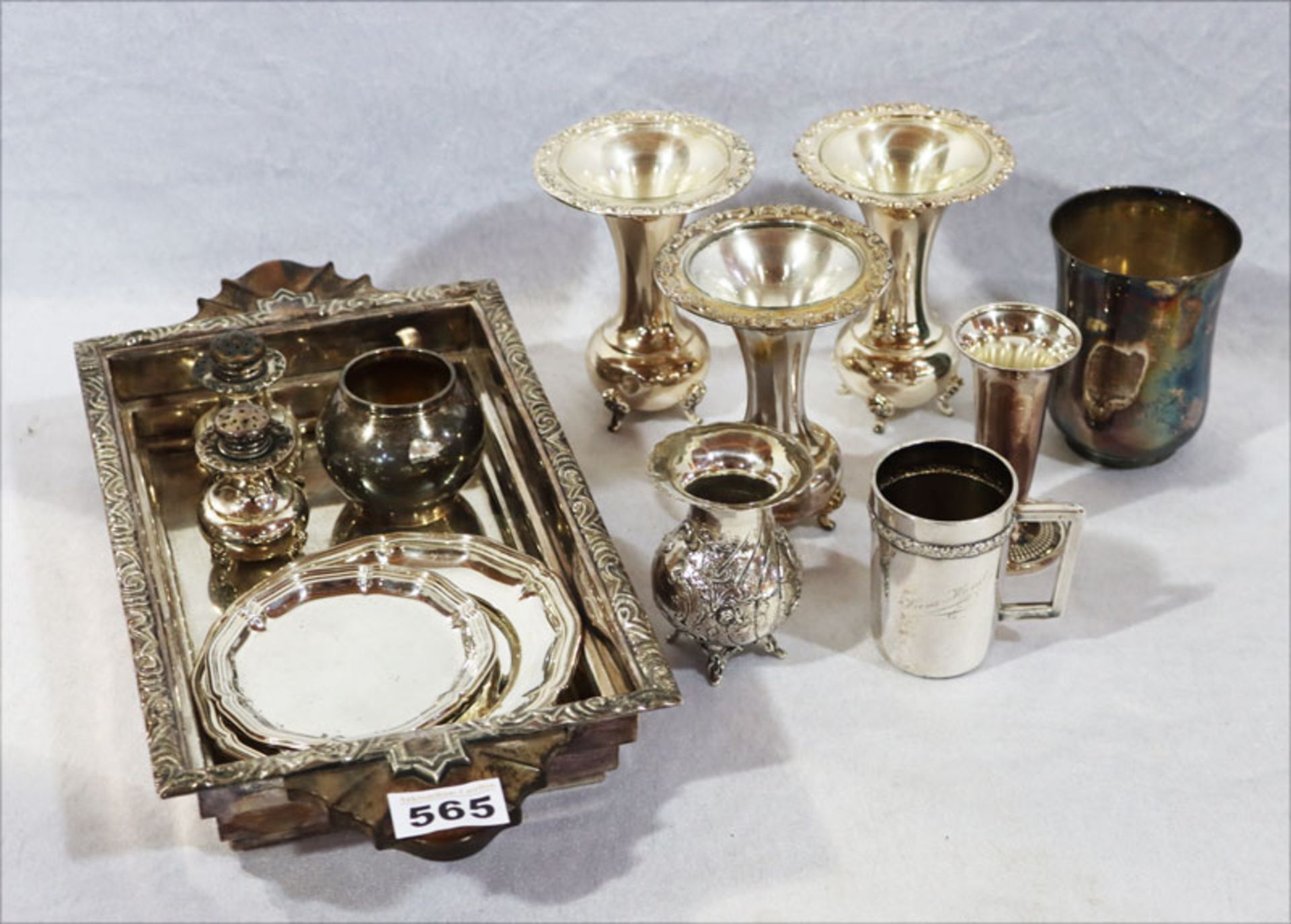 Silber Konvolut: 3 Vasen mit Glaseinsatz, 3 kleine Väschen, 2 Becher, Salz- und Pfefferstreuer,
