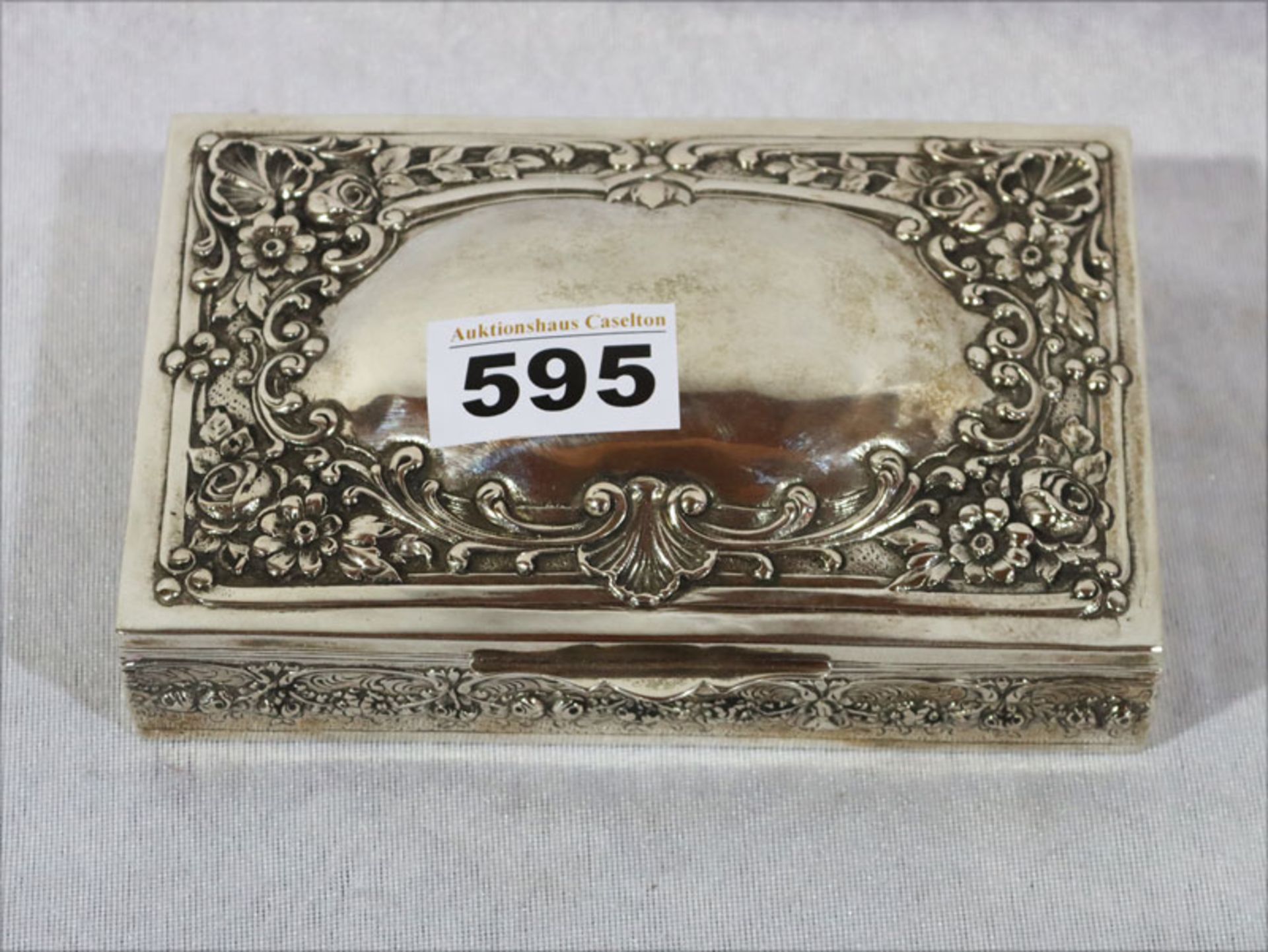 Silber Deckeldose mit floralem Reliefdekor, 800 Silber, innen vergoldet, 366 gr., H 4 cm, B 15,5 cm,