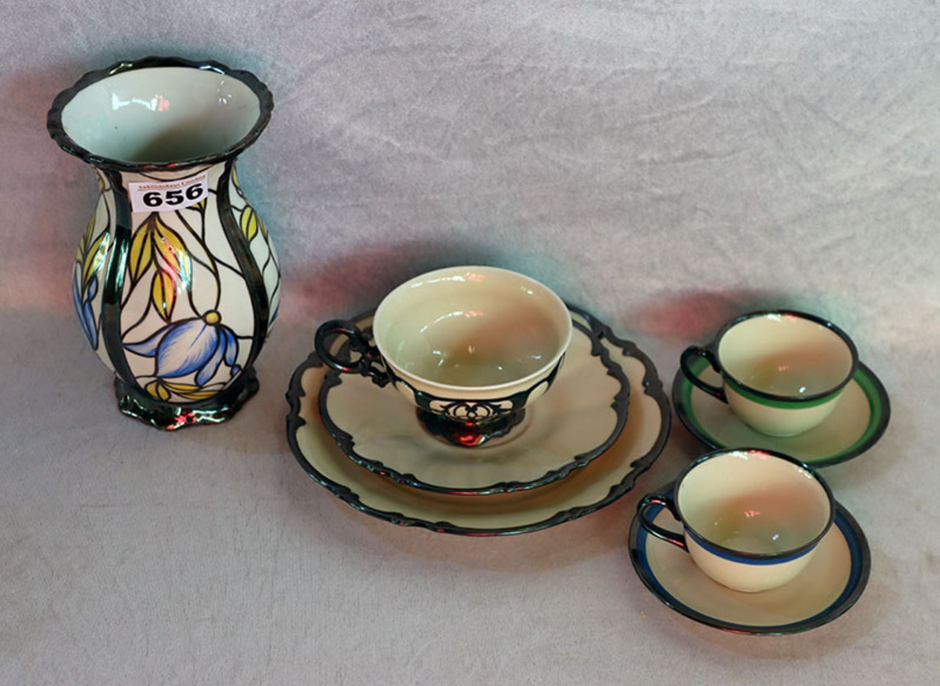 Porzellan-Konvolut: Hutschenreuther Tee-Gedeck, 2 Mokkatassen mit Untertassen, und Vase mit blau/