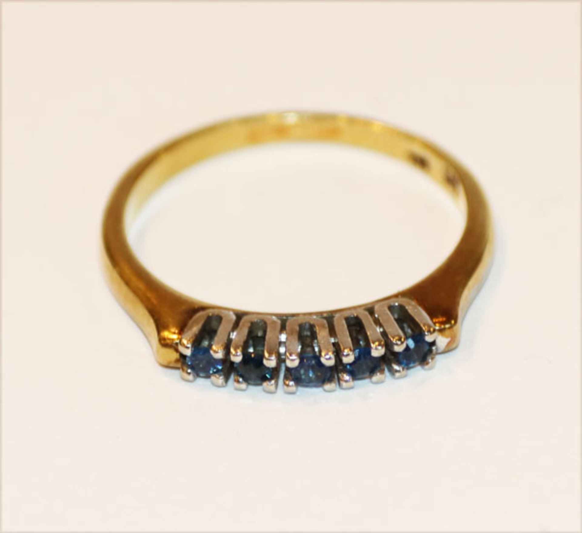 14 k Gelb- und Weißgold Ring mit 5 Safiren, 2,8 gr., Gr. 55