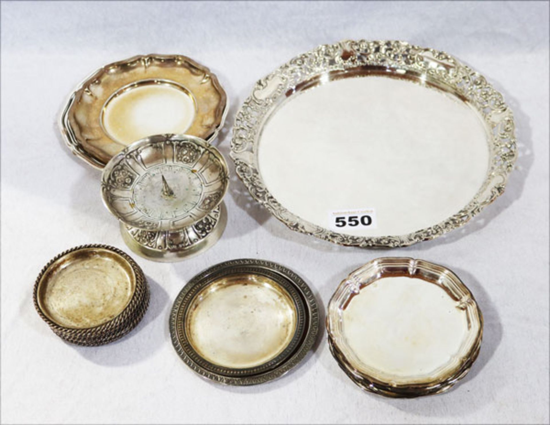 Silber Konvolut, 800/925 Silber, zus. 1362 gr., rundes Tablett mit Durchbruchrand, Kerzenleuchter,
