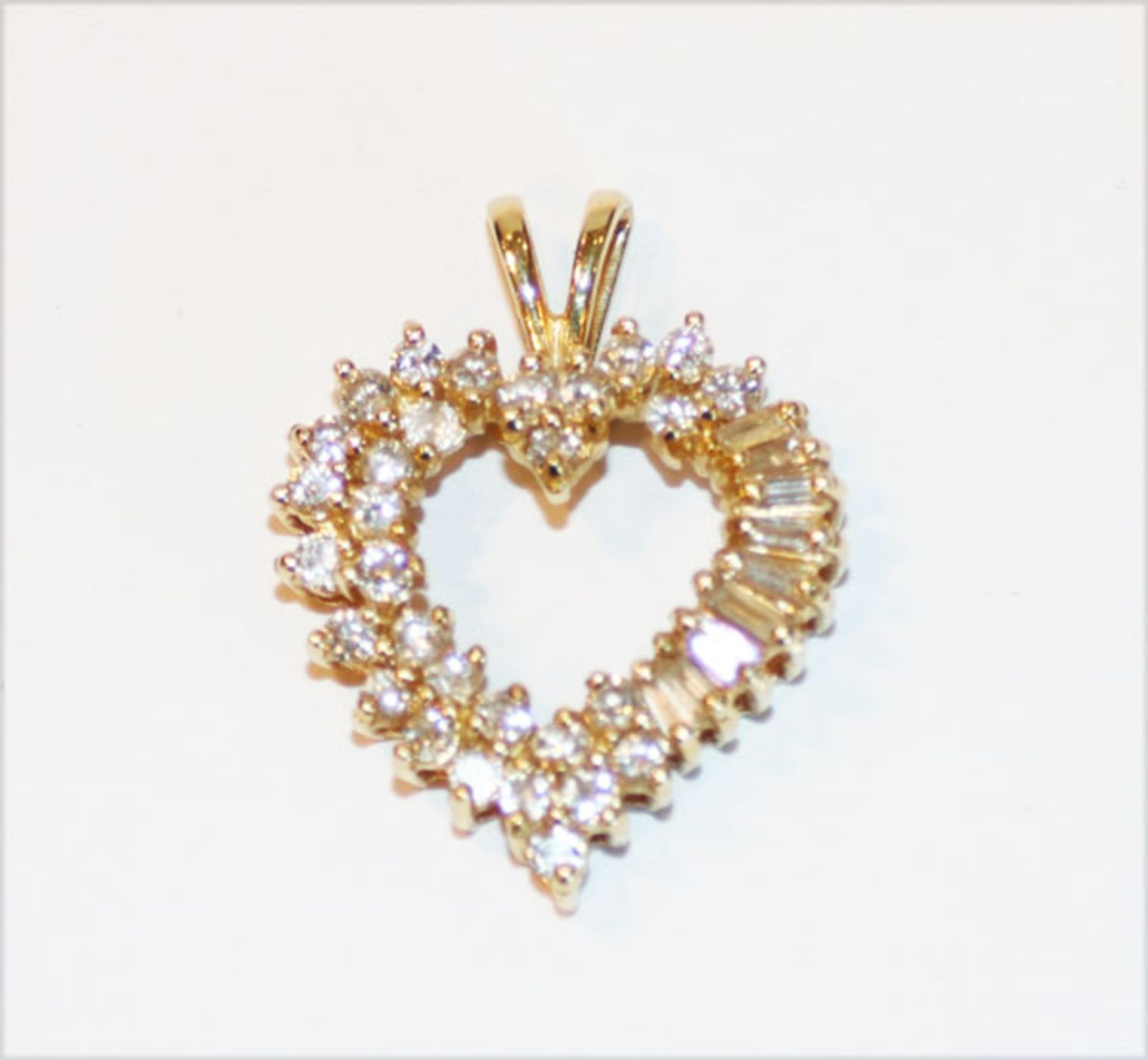 14 k Gelbgold Herz-Anhänger mit Diamanten in verschiedenen Schliffformen, 3,3 gr., 2,5 cm x 2 cm
