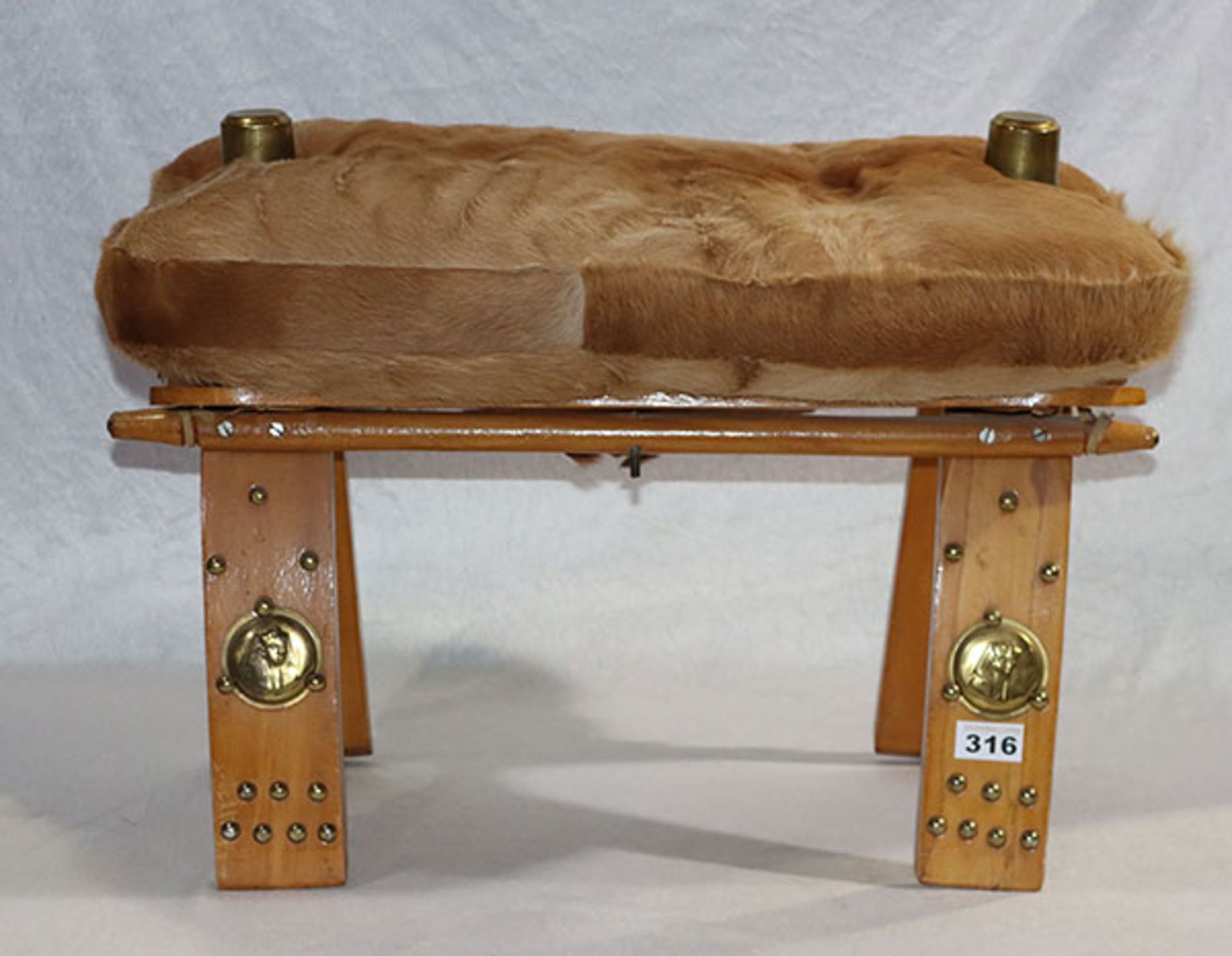 Holz Kamelhocker mit Fellkissen, Messingverzierungen, H 40 cm, L 60 cm, B 38 cm, Alters- und