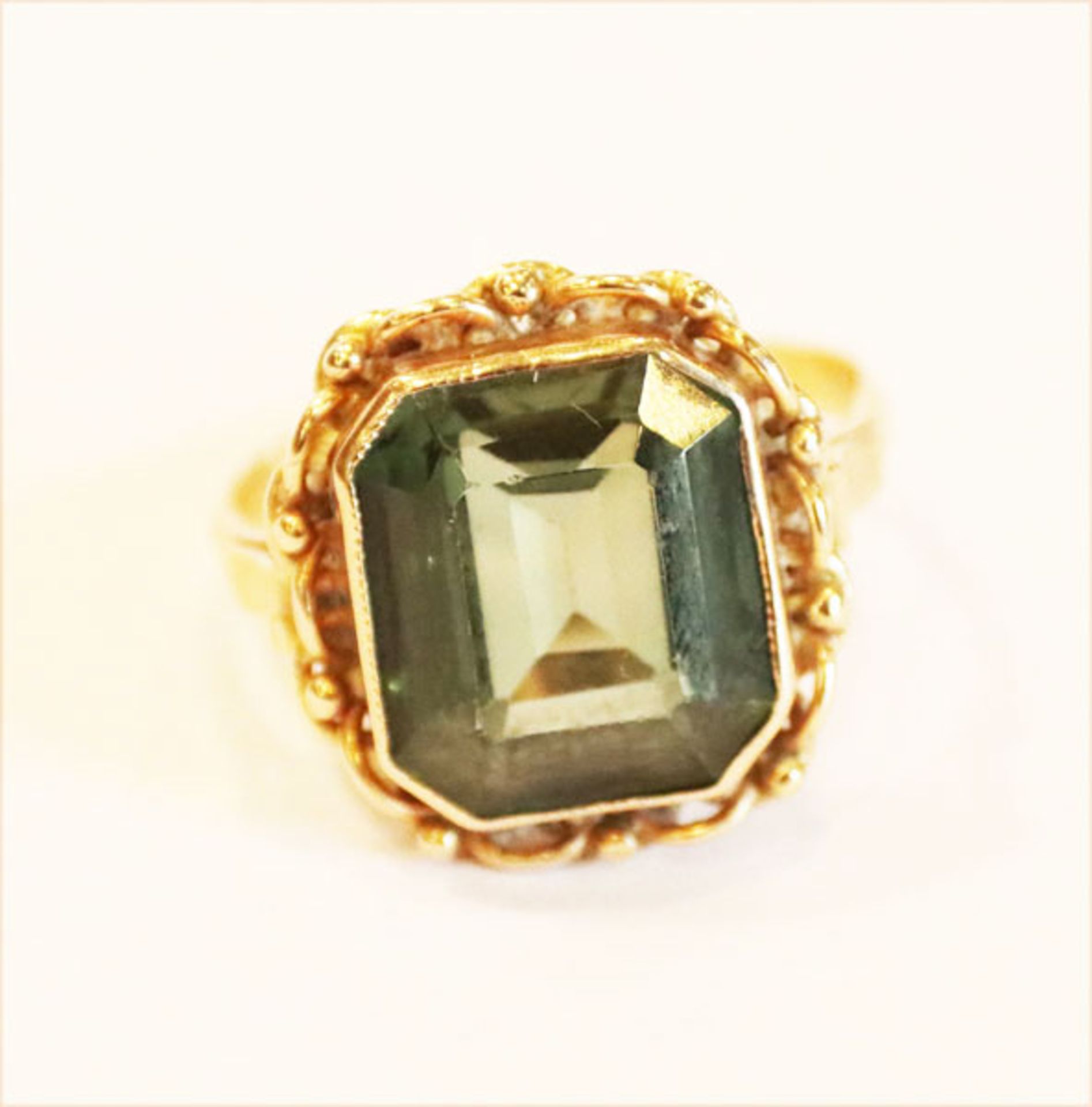 14 k Gelbgold Ring mit grünem Farbstein, 6,3 gr., Gr. 62