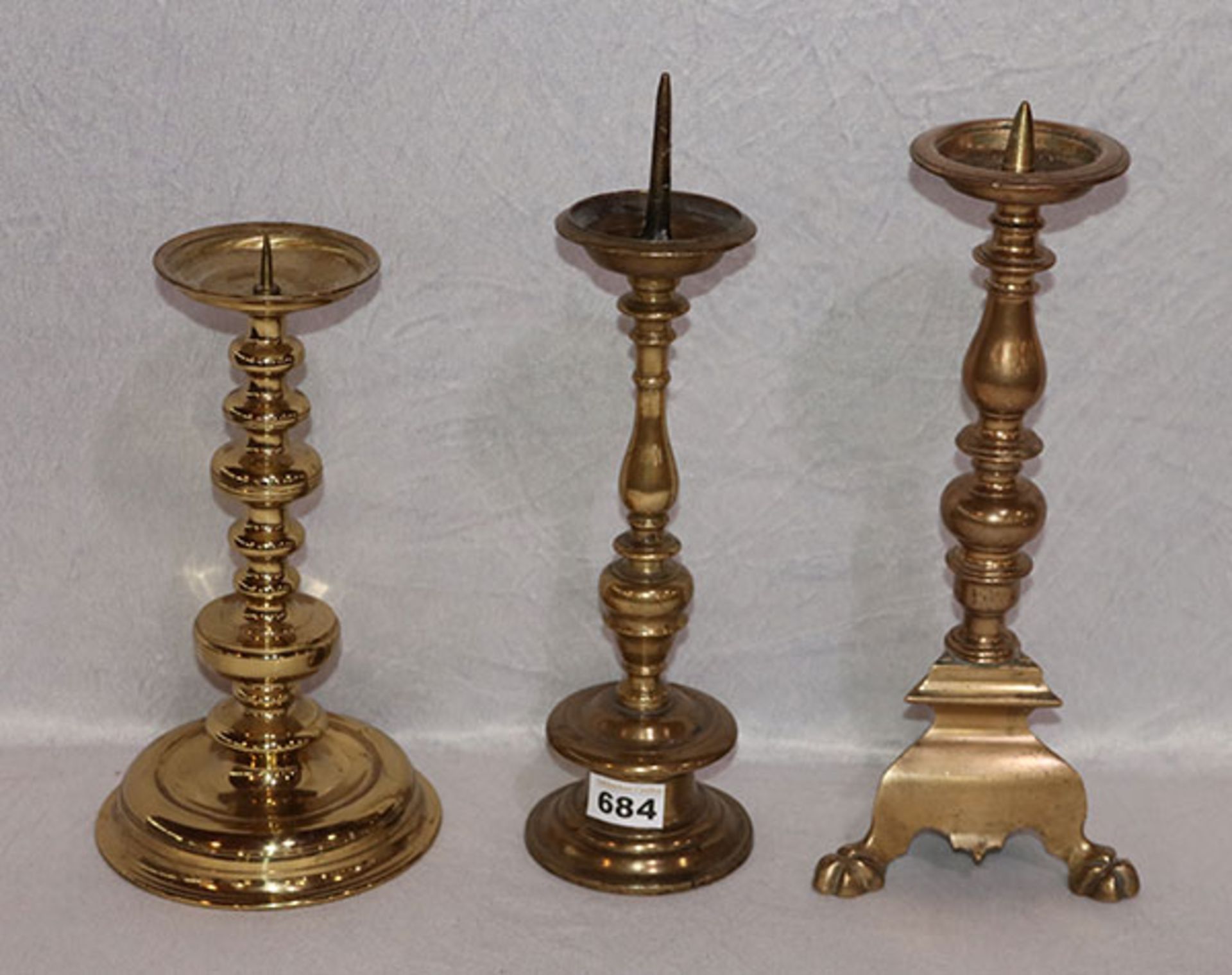 Konvolut von 3 Messing Kerzenleuchter in verschiedenen Formen, H 30/38 cm, Gebrauchsspuren