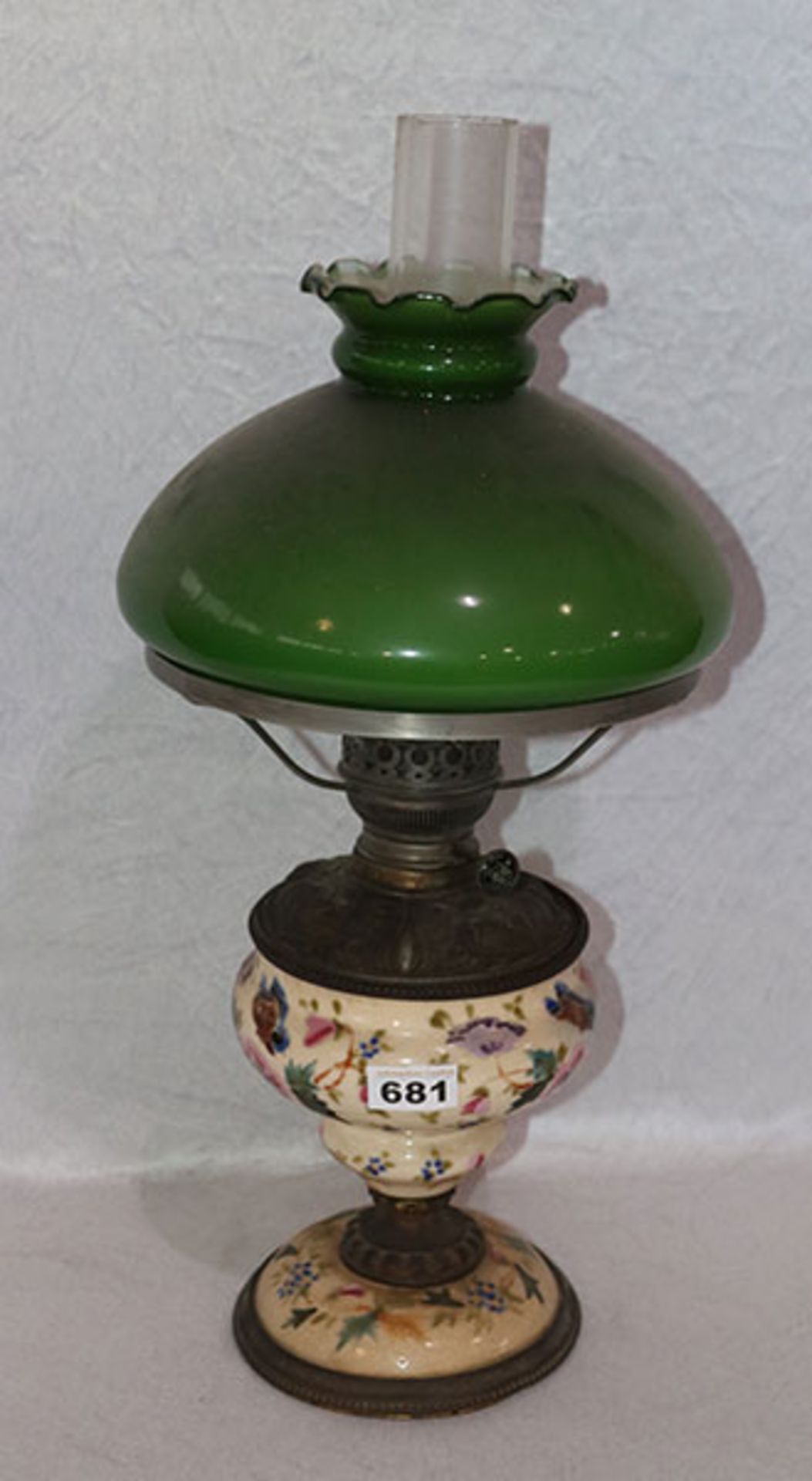 Petroleumlampe, Keramik/Metall mit Glaszylinder und grünem Glasschirm, um 1900, Alters- und
