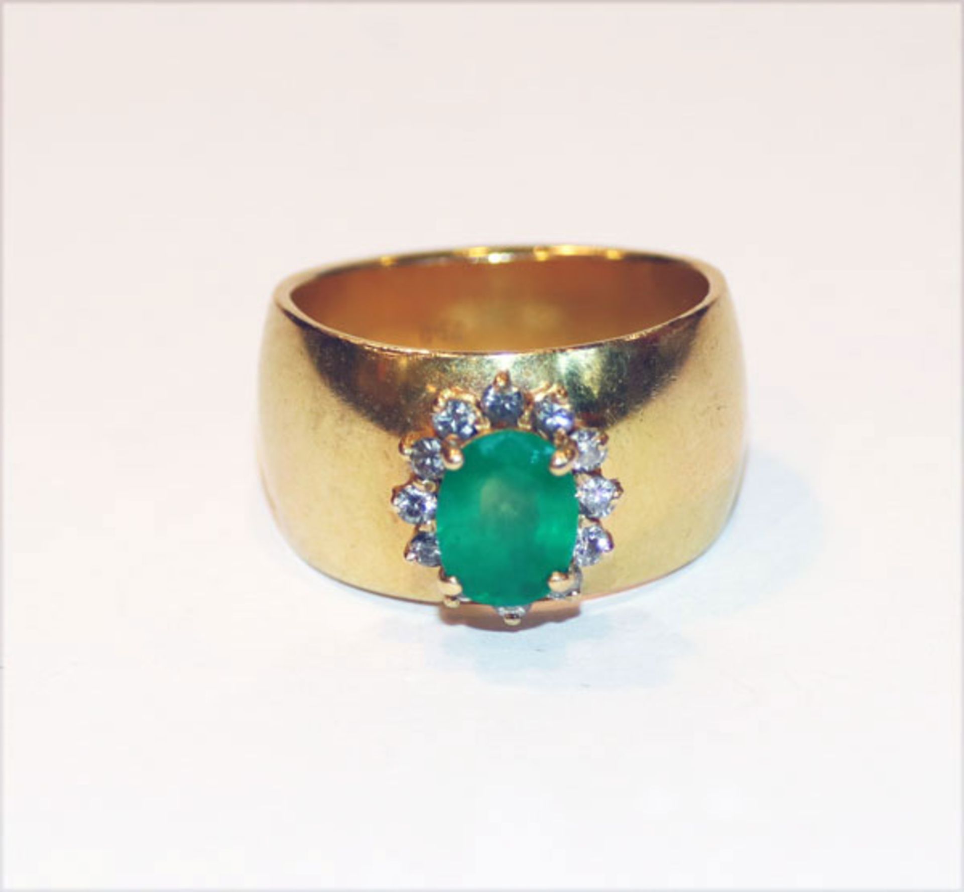 18 k Gelbgold Ring mit Smaragd und 12 kleinen Diamanten, 15,5 gr., Gr. 57
