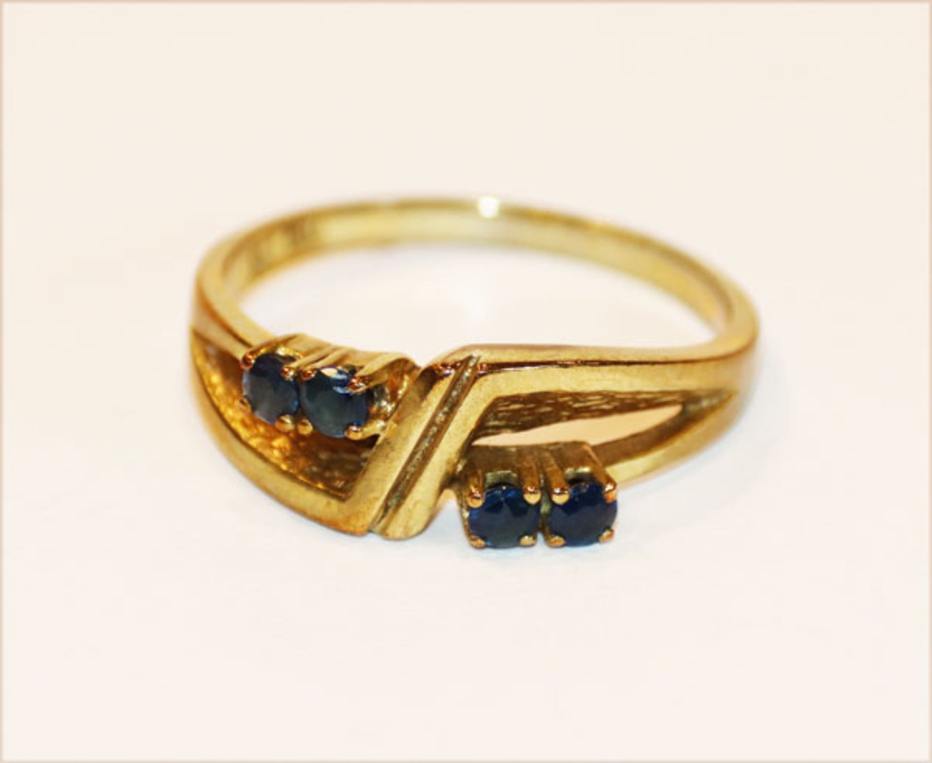 8 k Gelbgold Ring mit 4 Safiren, 2,6 gr., Gr. 54