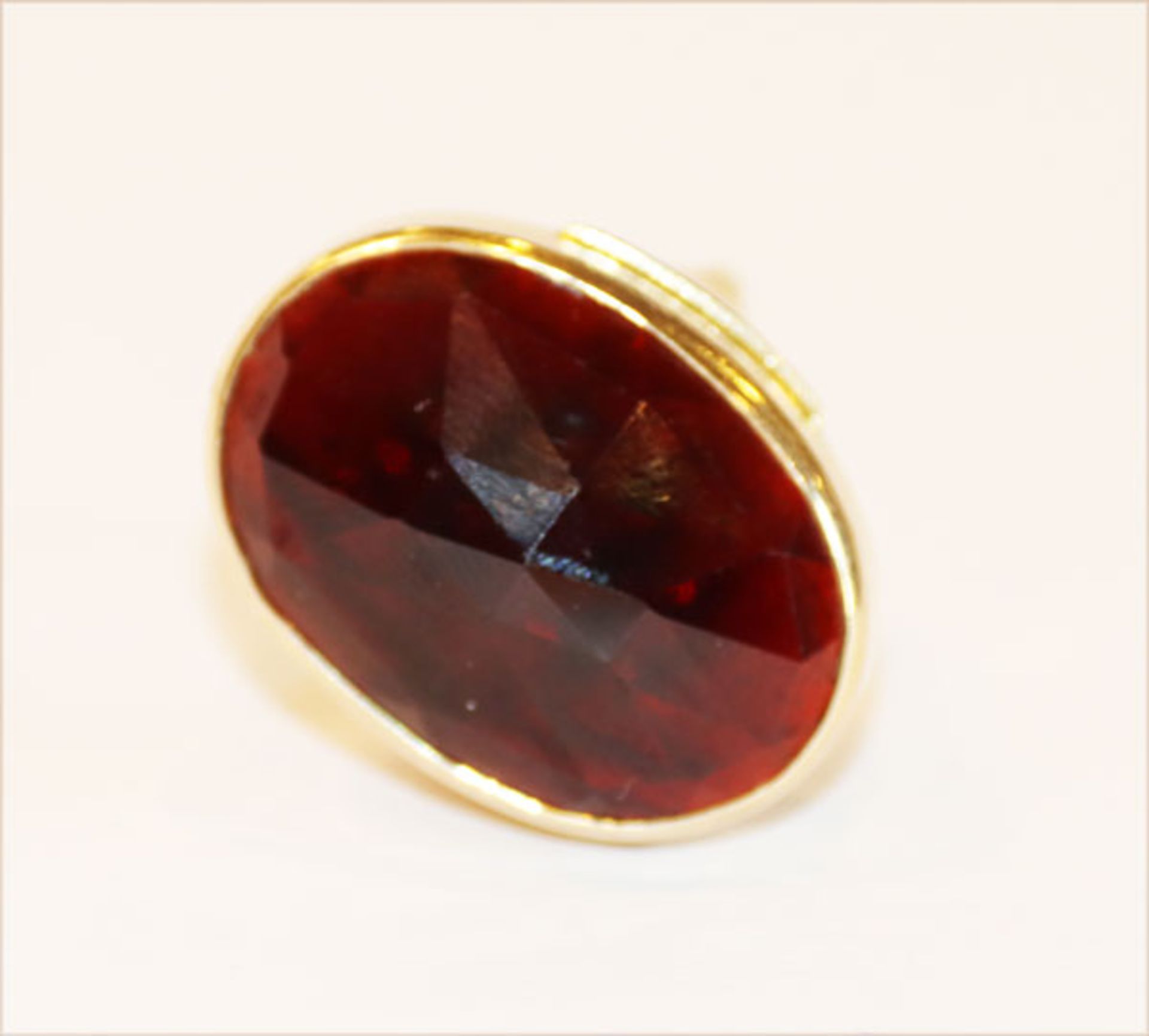 14 k Gelbgold Ring mit Granat, 10,4 gr., Gr. 51
