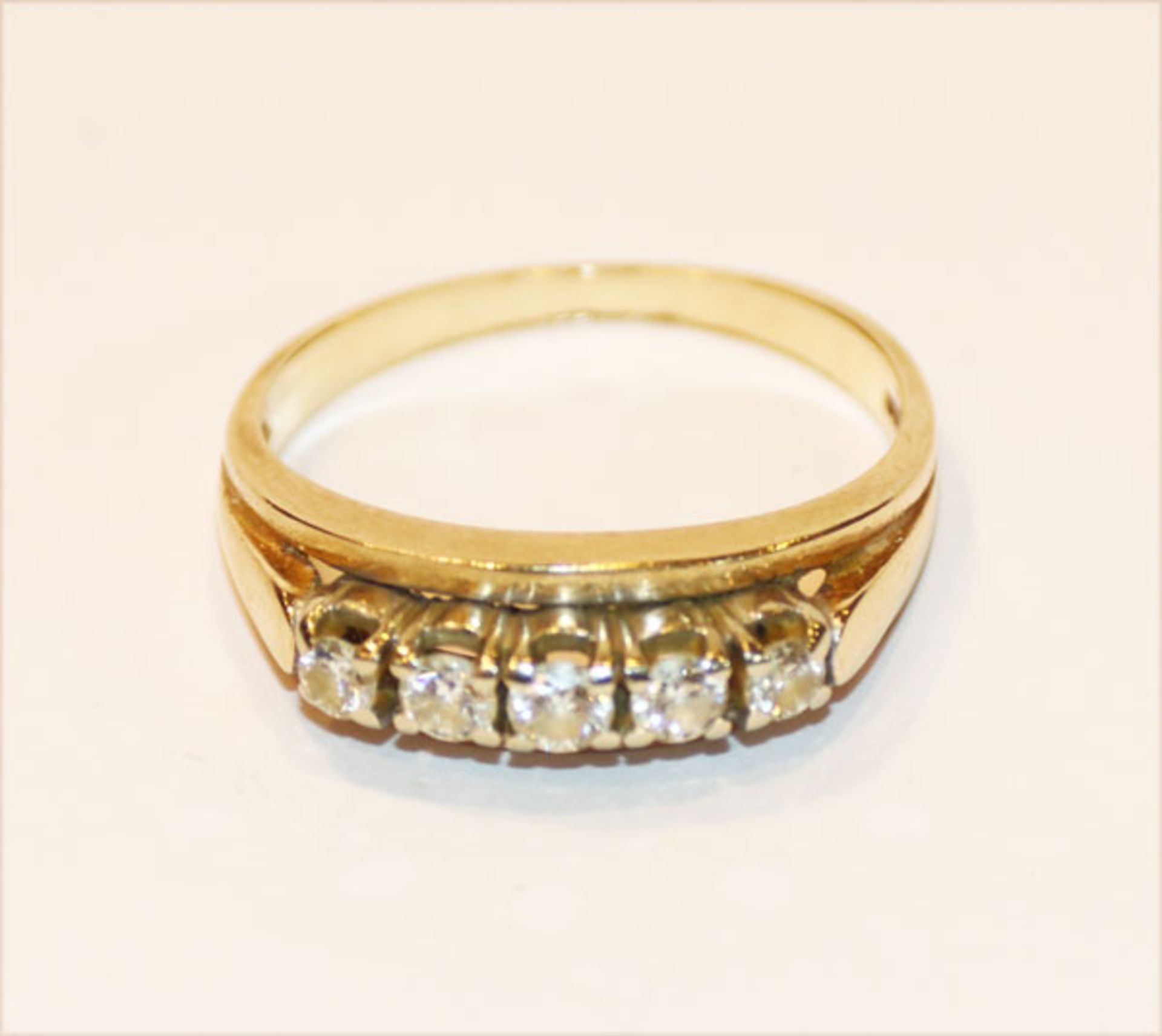 14 k Gelbgold Ring mit 5 in Weißgold gefaßten Diamanten, 4 gr., Gr. 56