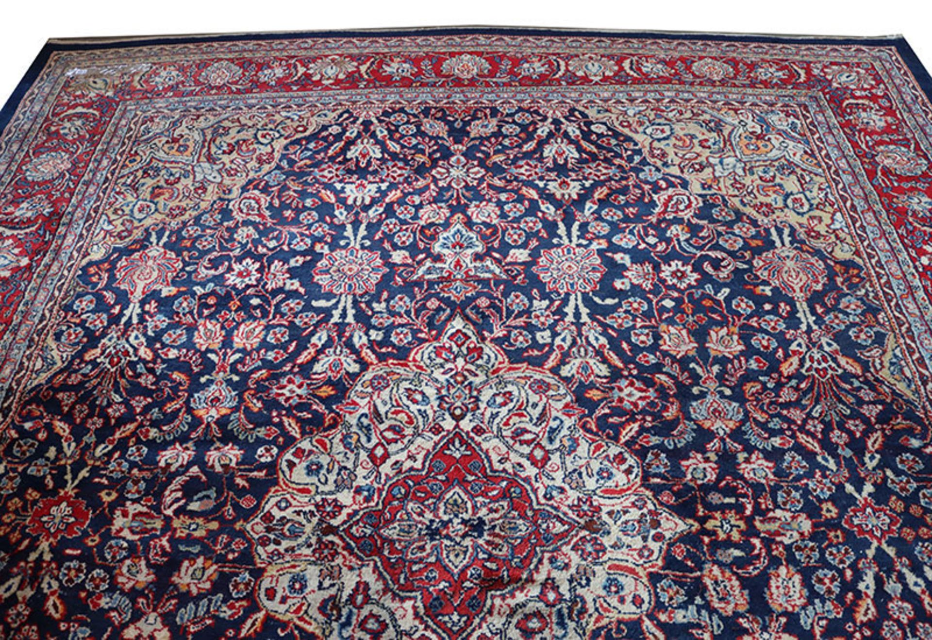 Teppich, Kirman, rot/blau/bunt, Gebrauchsspuren, teils abgetreten und fleckig, 372 cm x 309 cm