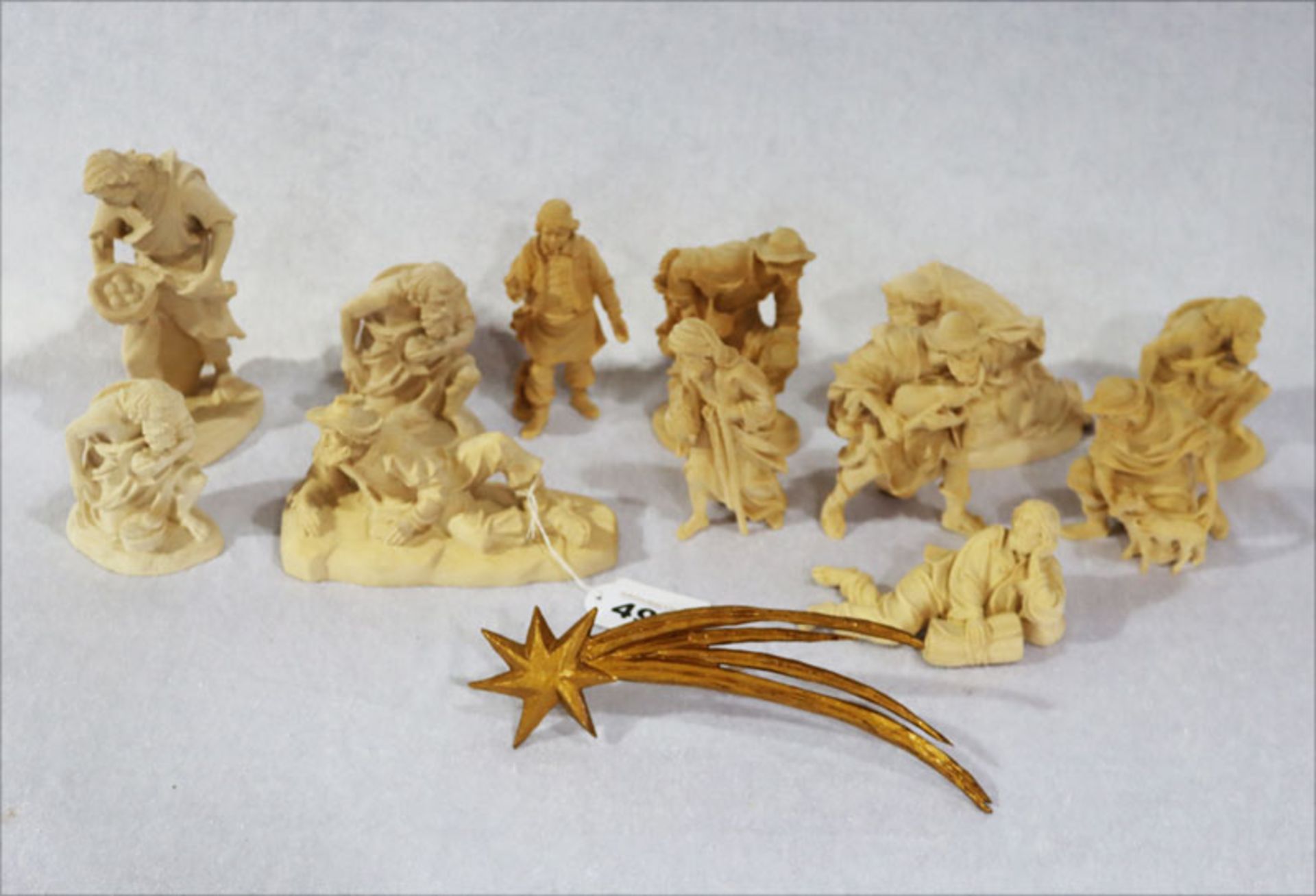 Konvolut von diversen Holz Krippenfiguren, Oberammergauer Holzschnitzerei, ungefaßt, H 5/16 cm
