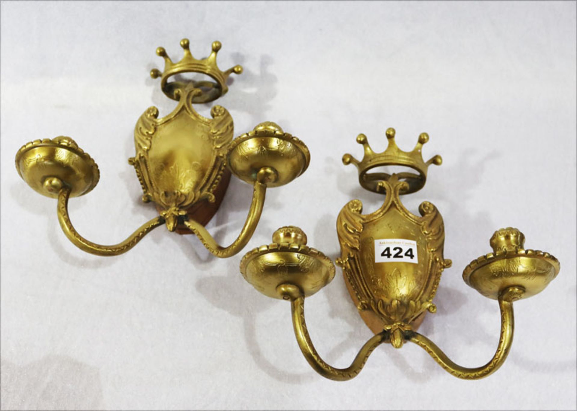 Paar dekorative Messing Kerzen-Wandleuchter in Form von gekröntem Wappen, 2-armig, H 24,5 cm, B 27