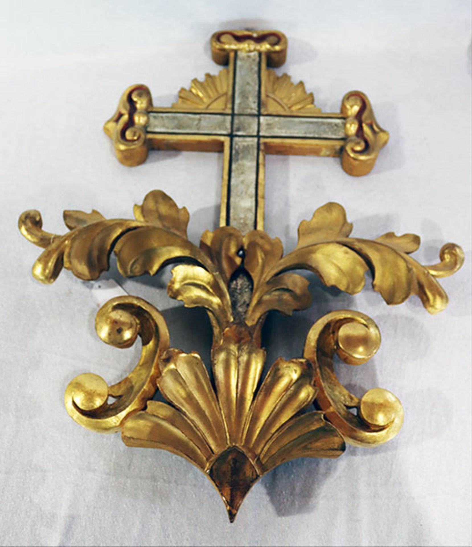 Holz Kreuz, geschnitzt und Silber/Gold gefaßt, H 58 cm, B 46 cm, teils berieben und bestossen