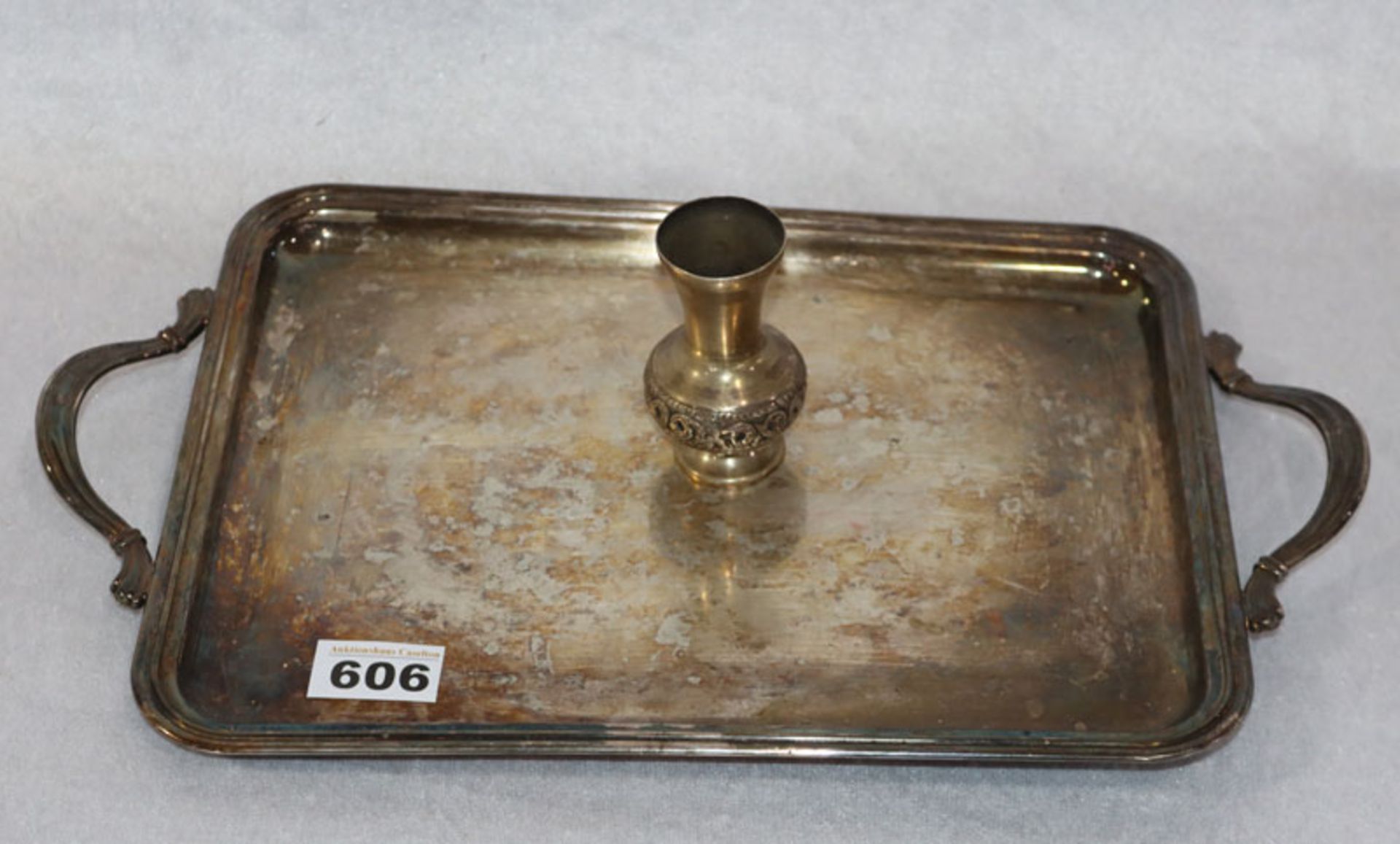 Henkeltablett, 800 Silber , 41 cm x 24,5 cm, verbeult, und Vase, Sterlingsilber, H 8,5 cm, verbeult,