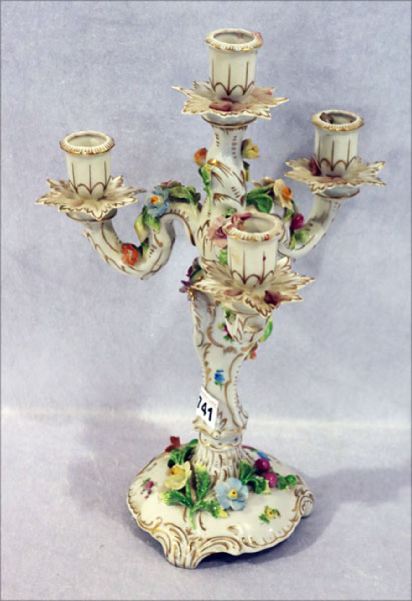 Dresdner Porzellan Kerzenleuchter für 4 Kerzen, Blumendekor und plastische Blütenverzierung, H 38