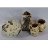 Keramik-Konvolut: 2 Henkelkrüge mit Blumendekor, H 13,5 cm, dreieckige Vase mit Heiligem Antonius