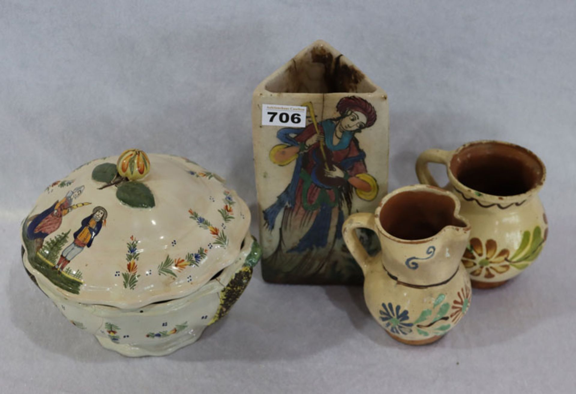 Keramik-Konvolut: 2 Henkelkrüge mit Blumendekor, H 13,5 cm, dreieckige Vase mit Heiligem Antonius