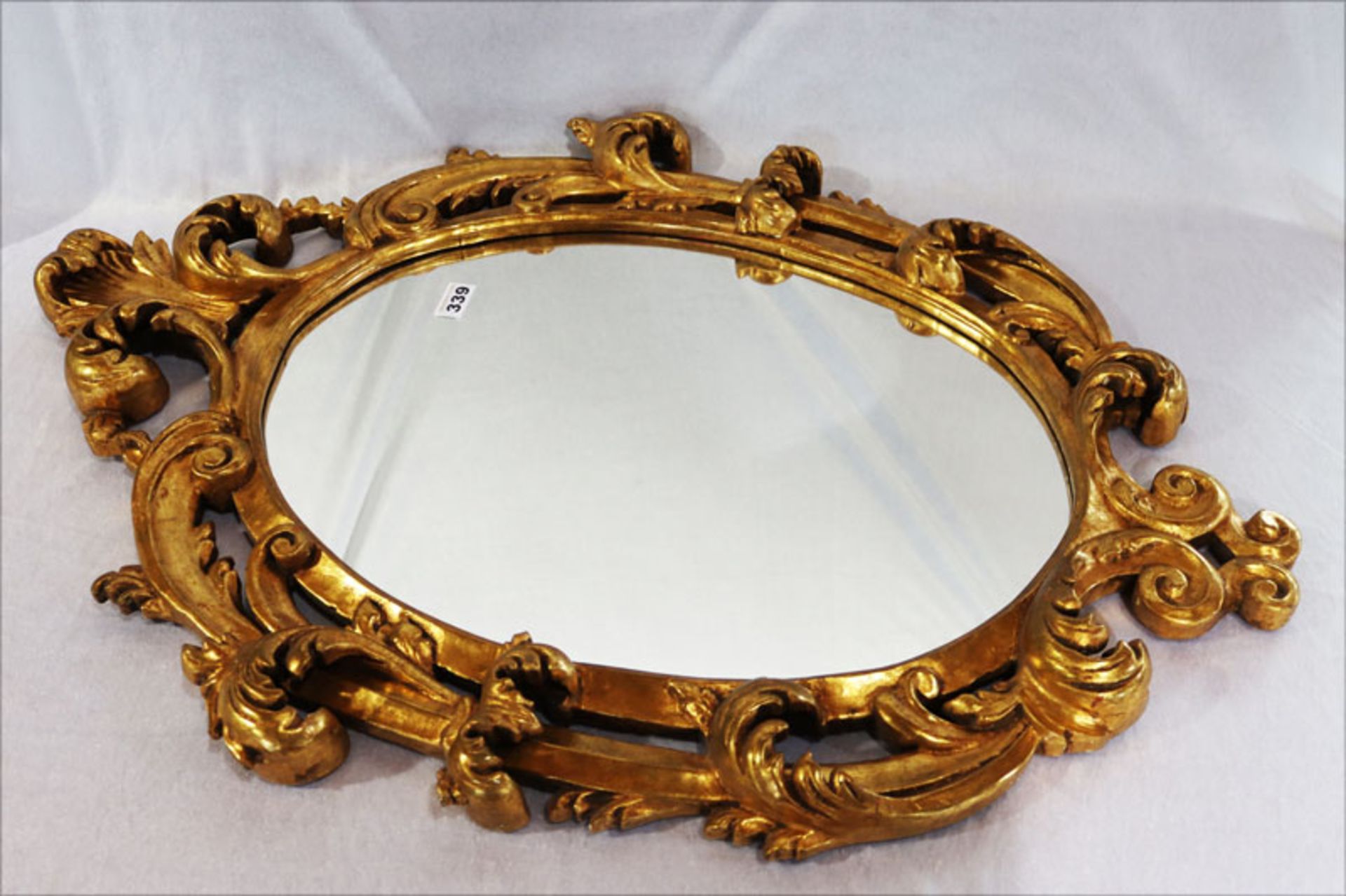 Dekorativer Wandspiegel in geschnitzten und gold gefaßten Spiegel, teils berieben, H 91 cm, B 68 cm,