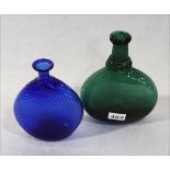 Grüne und blaue Glasflaschen in bauchiger Form, H 24/20 cm, Altersspuren