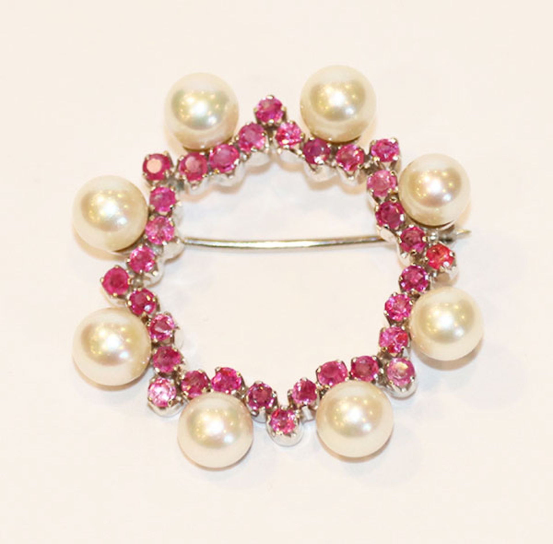 18 k Weißgold Brosche mit 8 Perlen und Rubinen besetzt, 8,2 g.r, D 3,2 cm
