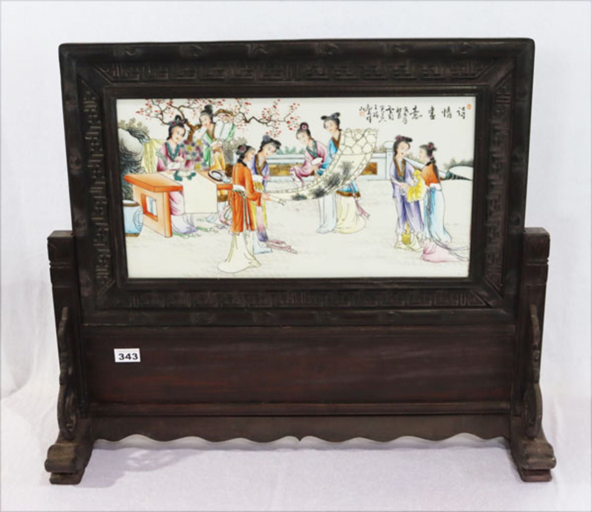 Chinesischer Stellschirm, Holz, beschnitzt mit handbemalter Porzellanplatte, Mitte 20.