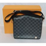 Louis Vuitton District Graphite Damier Messenger Bag Cross-over-bag, im Originalkarton, schöner