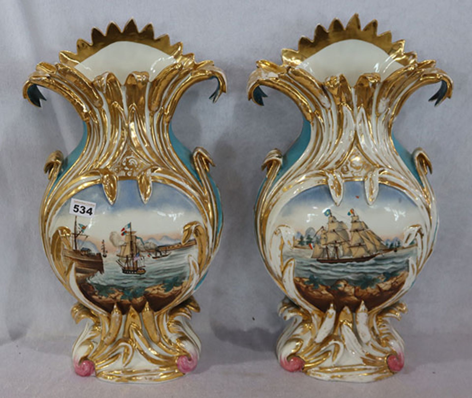 Paar dekorative Porzellanvasen in plastischem Schiffdekor mit Schiffbildnissen, Frankreich 19.