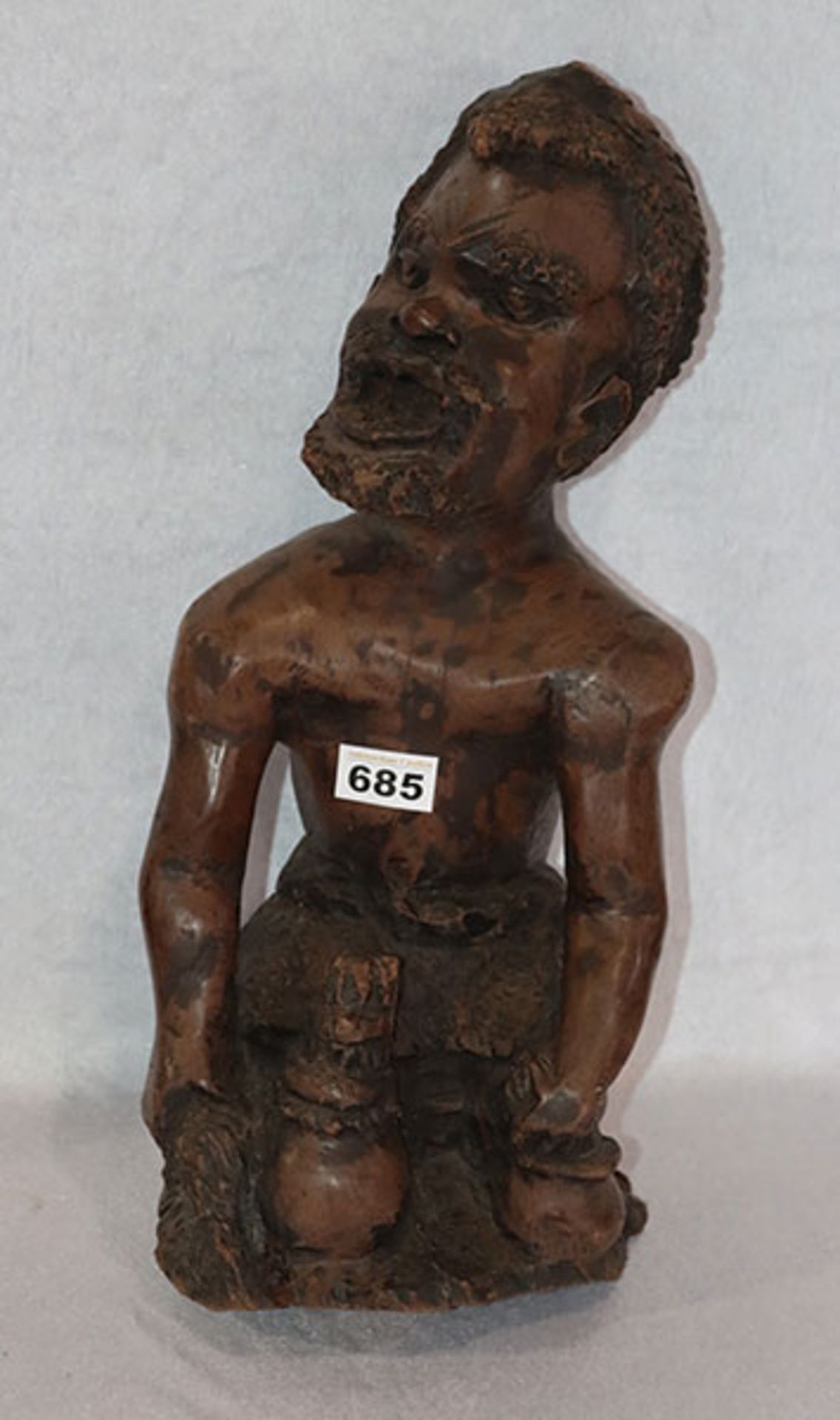 Afrikanische Holzskulptur 'Sitzender Afrikaner', H 44 cm, Altersspuren