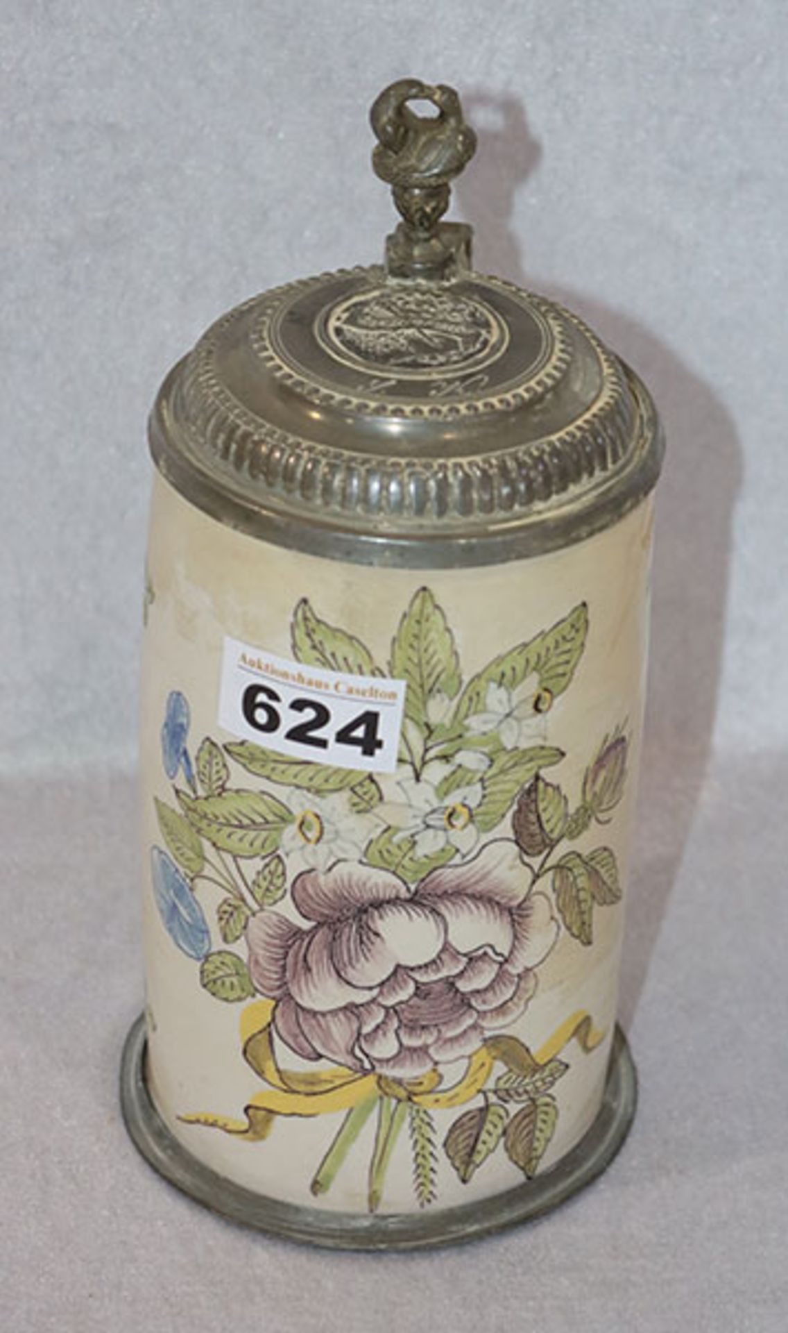 Fayence Bierkrug mit Blumendekor, Zinn-Fußmontierung und Deckel, berieben und bestossen, H 23,5