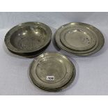 Zinn-Konvolut von Tellern und Schalen, zus. 6,8 kg, Alters- und Gebrauchsspuren