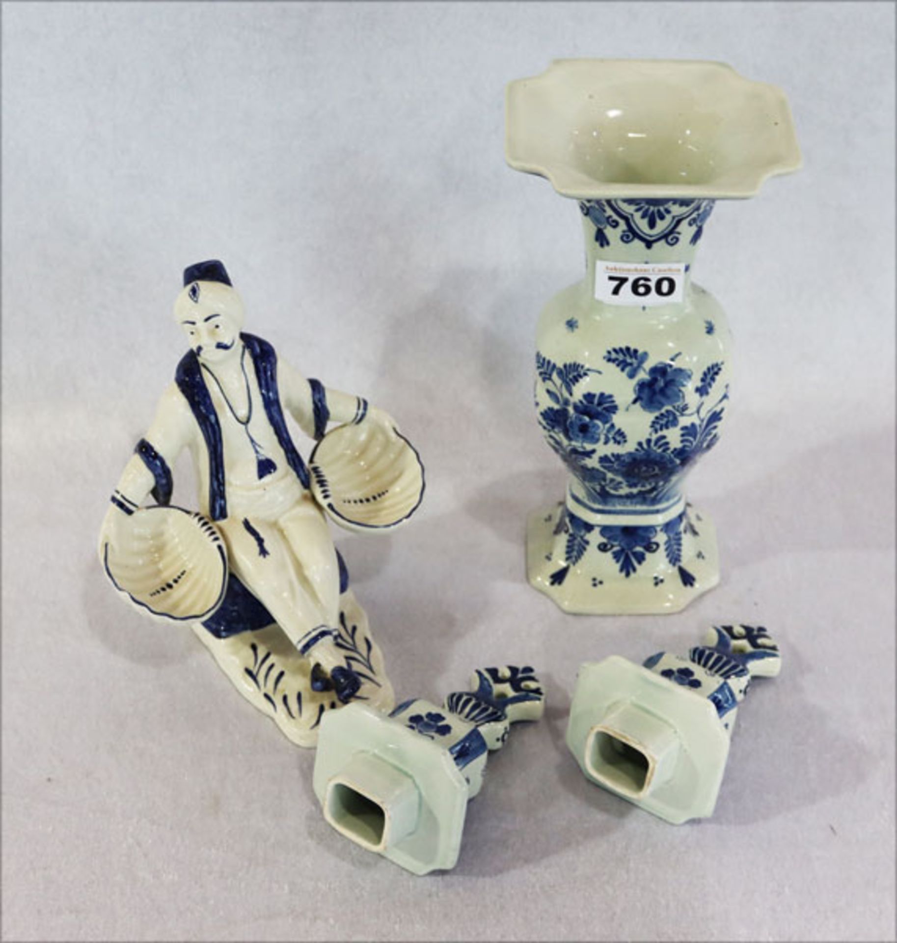 Delfter Vase mit blauem Blumendekor, H 36 cm, 2 einzelne Deckel, und Villeroy & Boch Figur mit 2