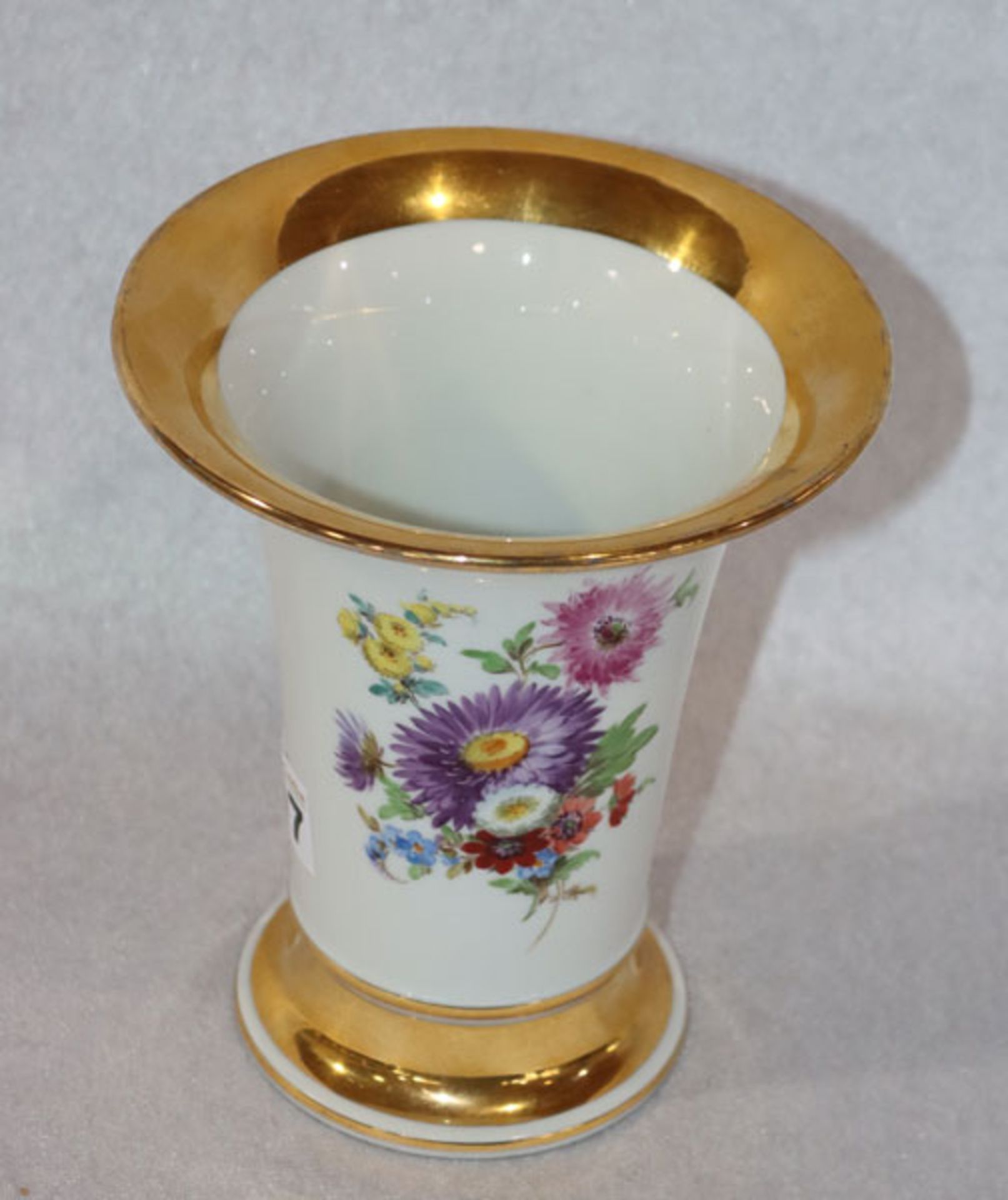 Meissen Bechervase mit feiner Blumenmalerei und Goldrand, 1. Wahl, leicht berieben, H 16,5 cm, D