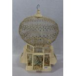 Metall/Holz Vogelkäfig, als Lampe benutzt, nicht intakt, H 63 cm, D ca. 39 cm, Alters- und