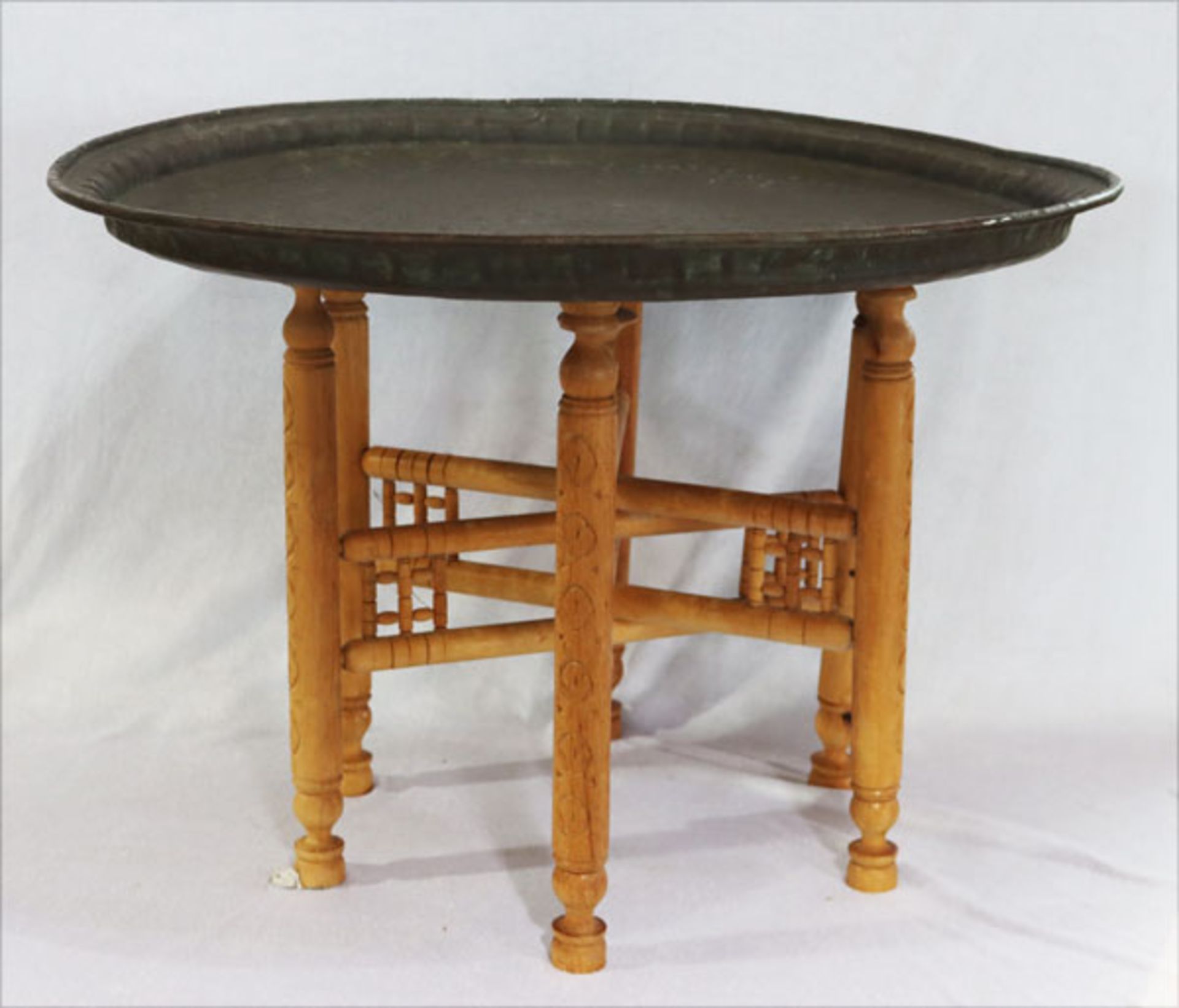 Orient Teetisch, Kupfer mit klappbarem Holzuntergestell, H 50 cm, D 72,5 cm, Gebrauchsspuren